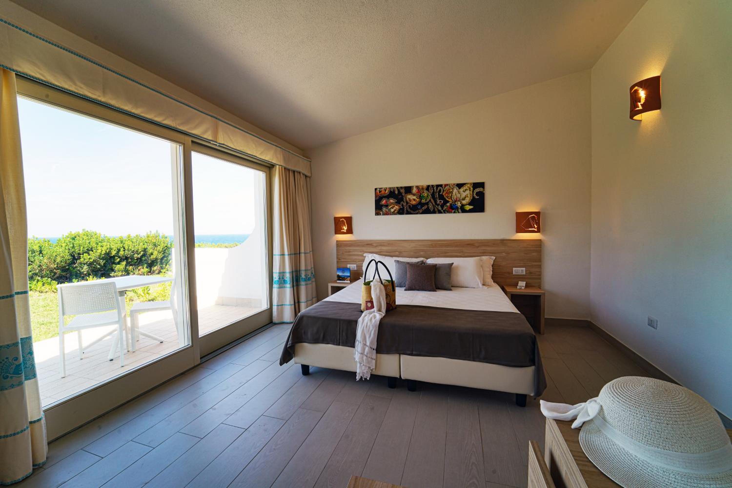 Double or Twin Room with Sea View - Photo 3