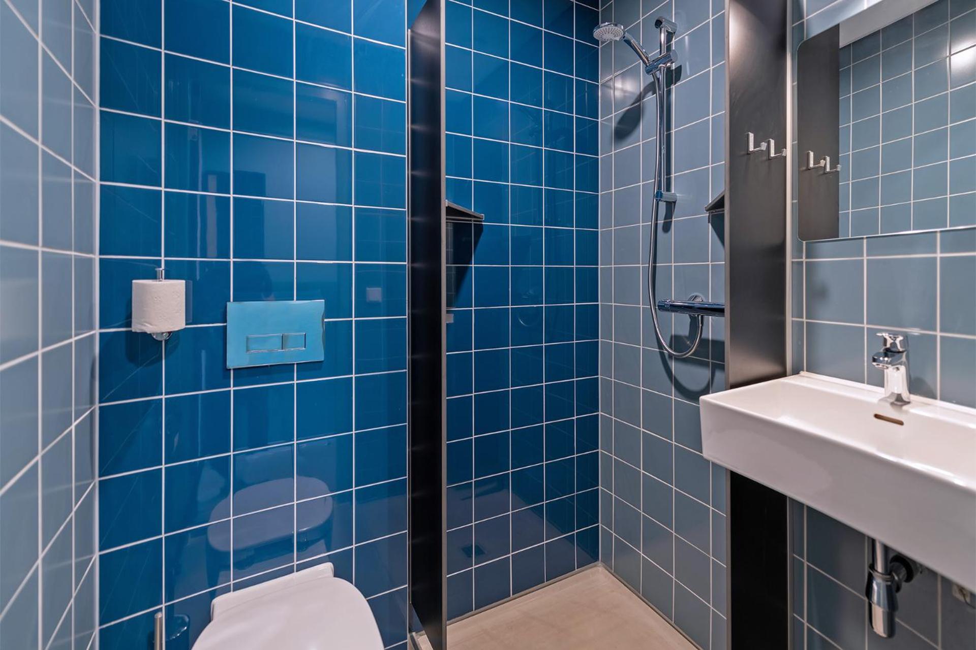 Quadruple Room with Private Bathroom and Shower - Photo 5