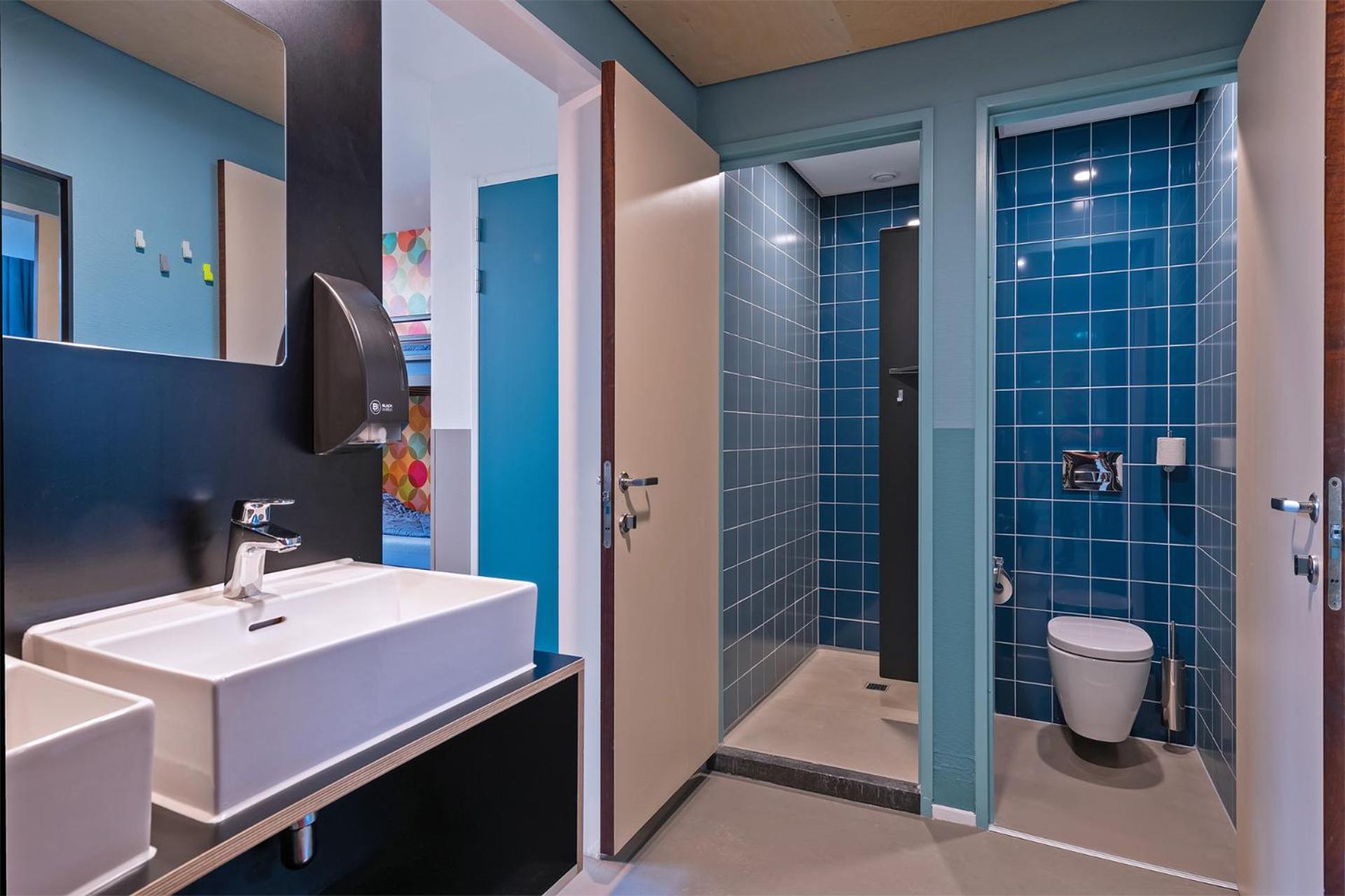 Six Person Room With Private Bathroom and Shower - Photo 7