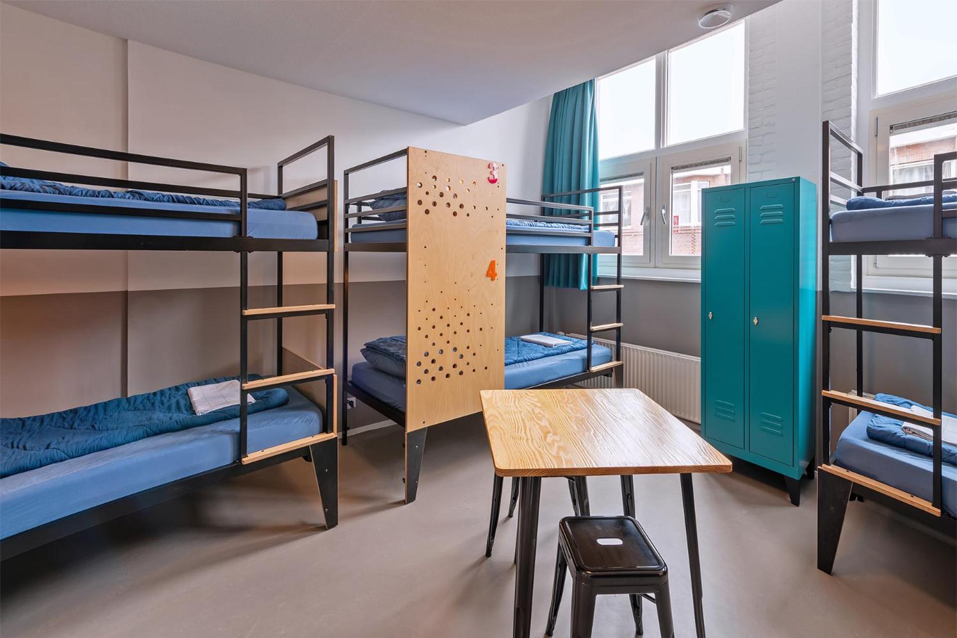 Six Person Room With Private Bathroom and Shower - Photo 3