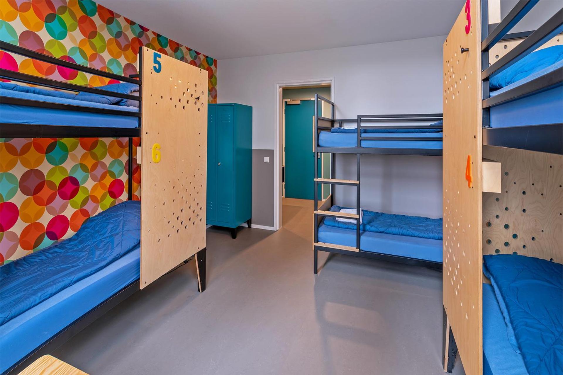 Six Person Room With Private Bathroom and Shower - Photo 2