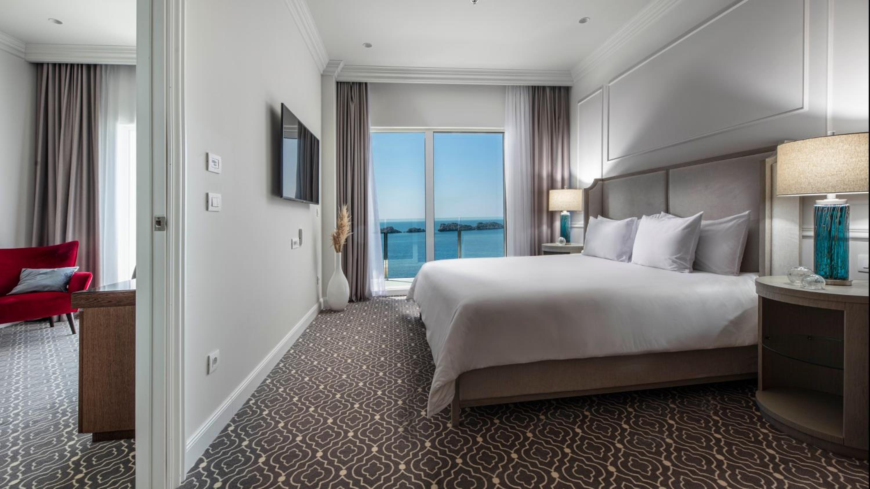 Luxury Suite with Balcony and Sea View thumbnail 6