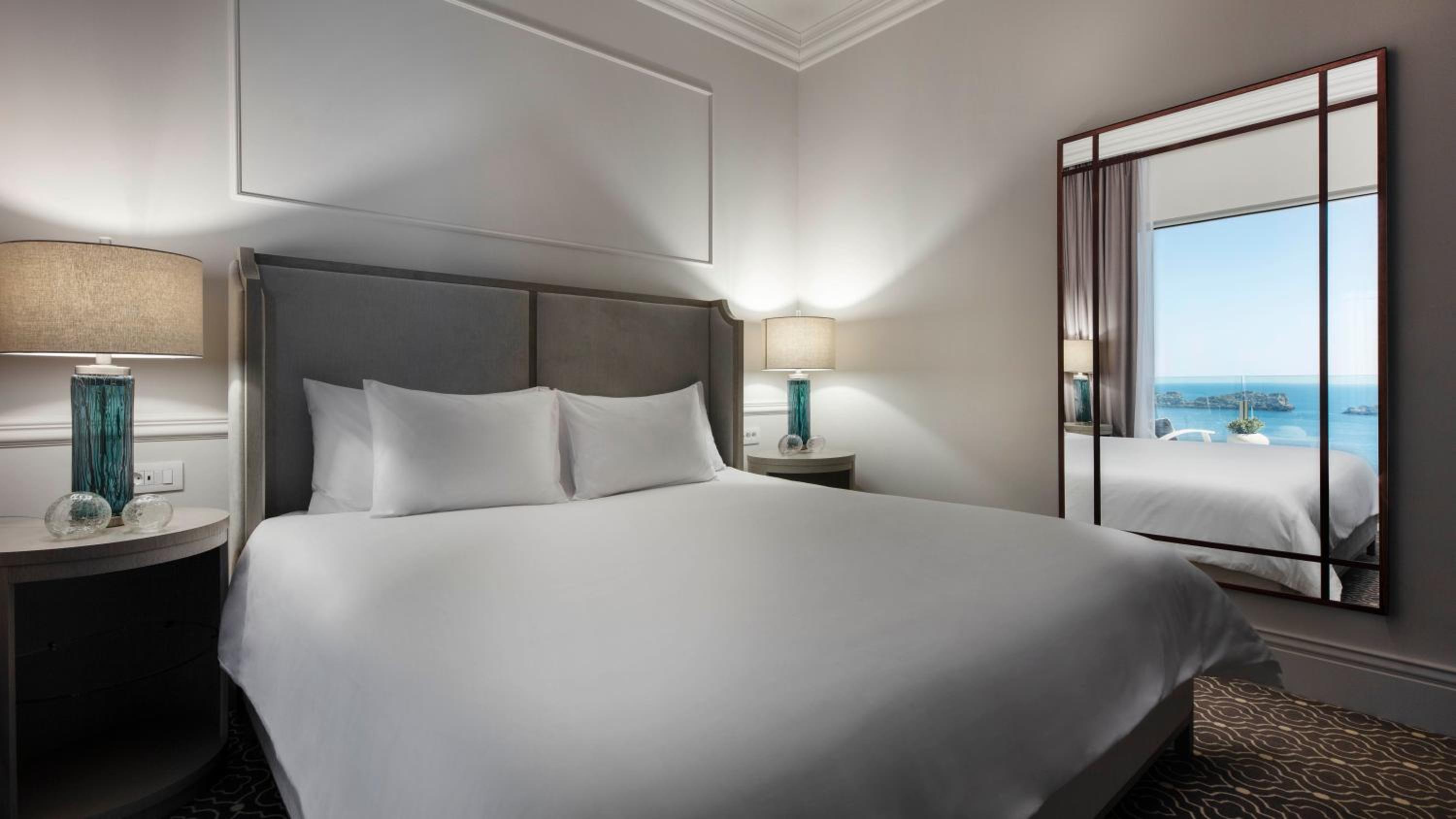 Royal Sky Room with Sea View and Balcony