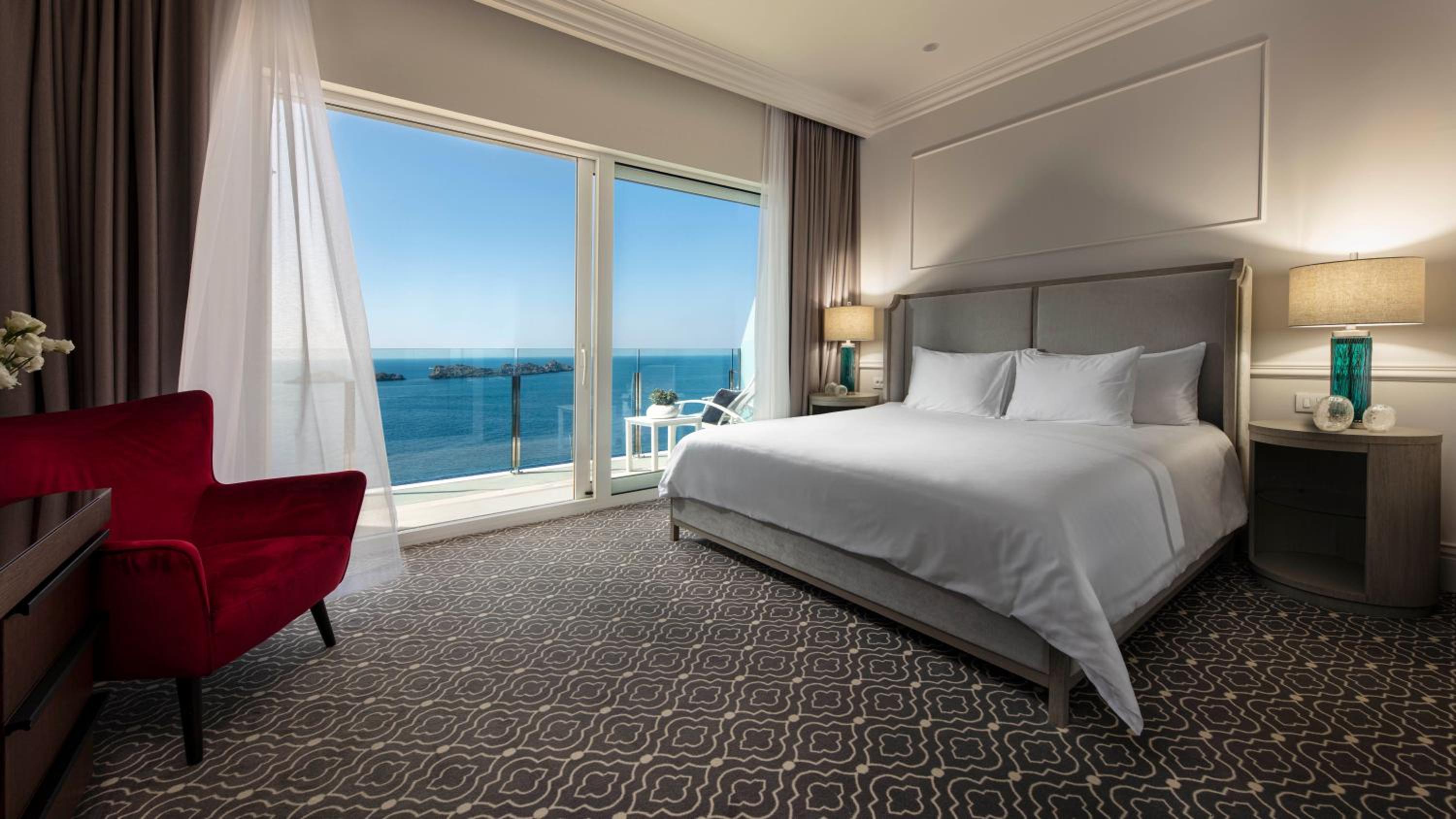 Royal Sky Room with Sea View and Balcony