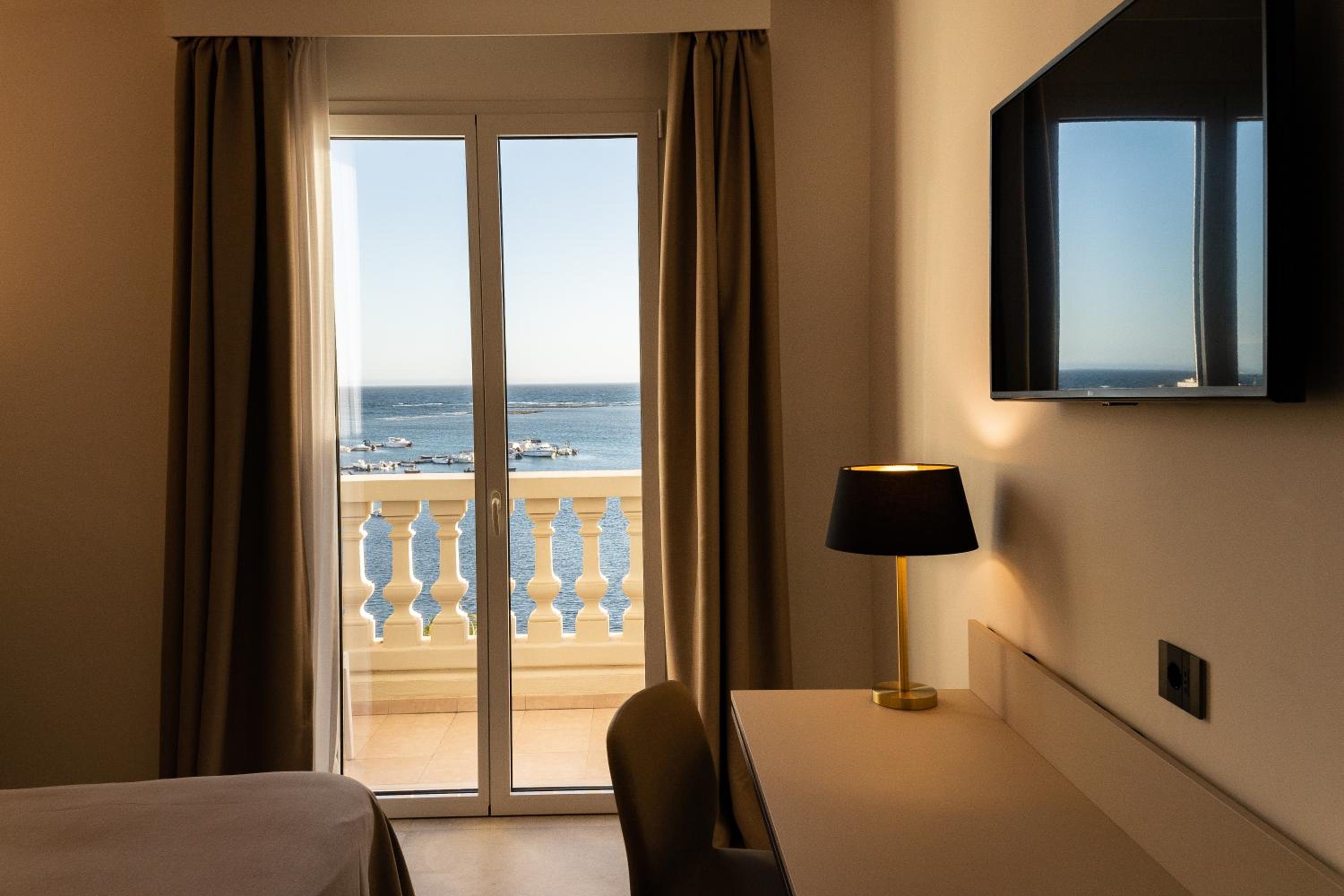 Double Room with Balcony and Sea View - Photo 9