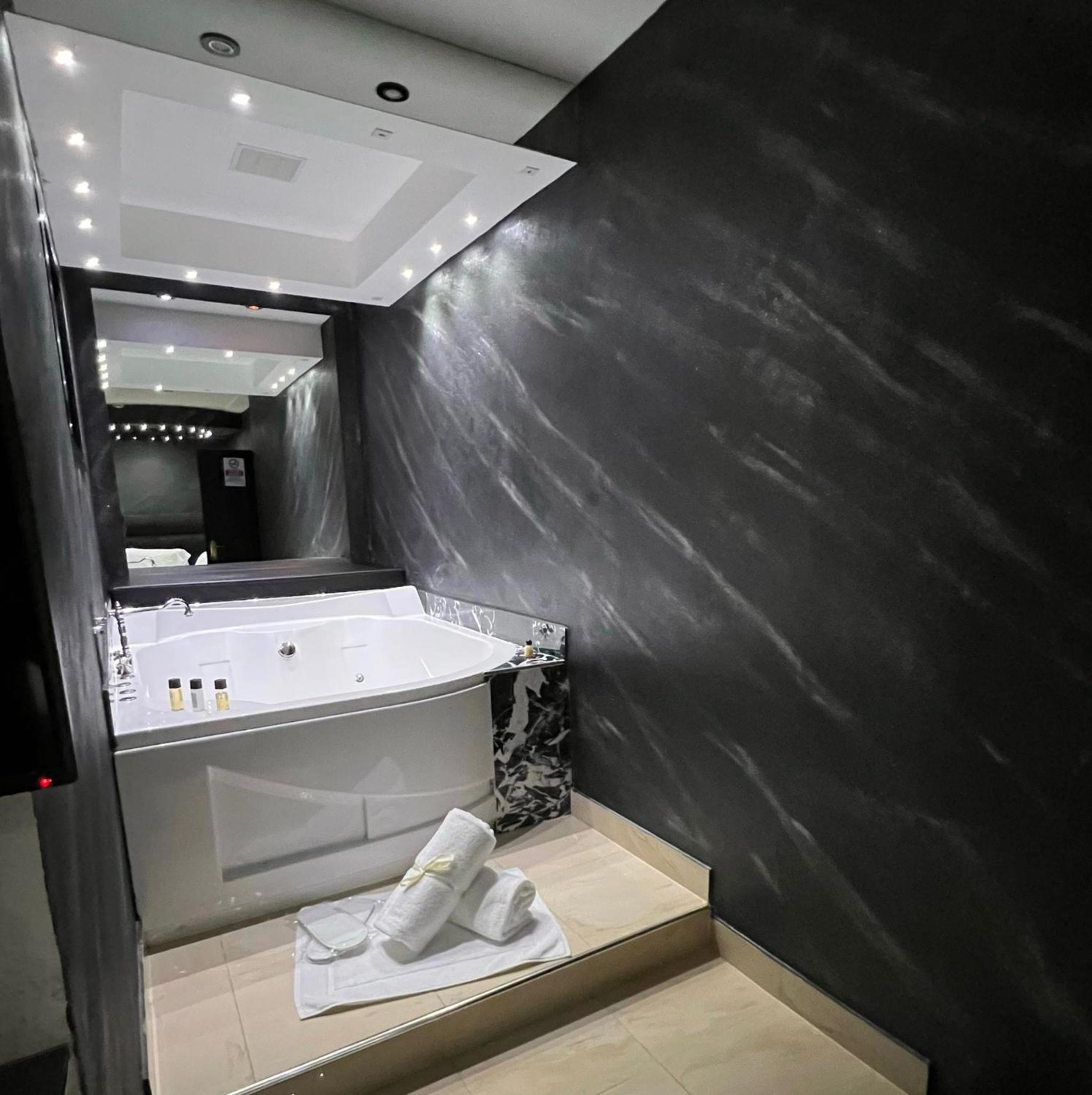 Suite with Spa Bath - Photo 4