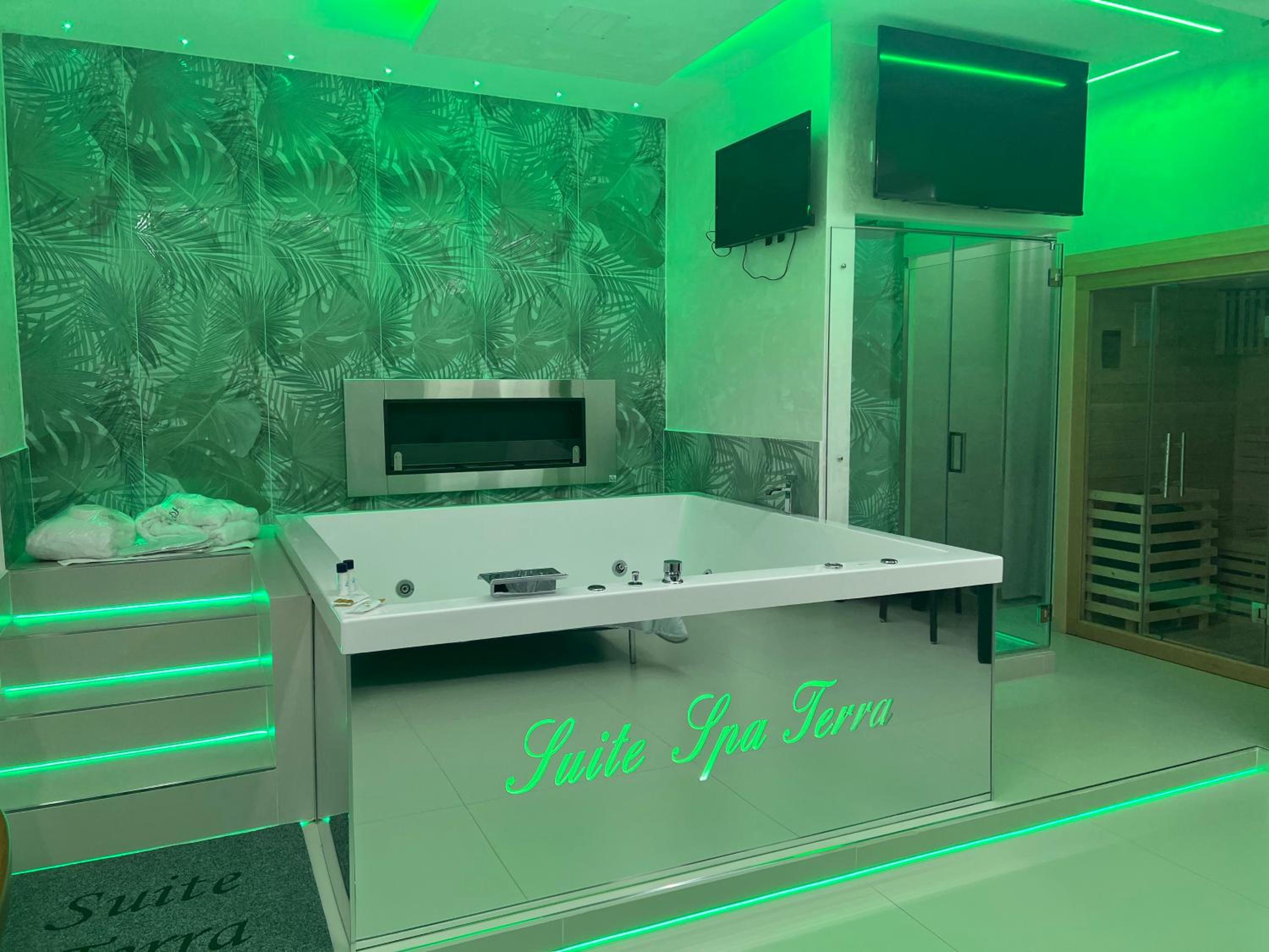 Queen Suite with Spa Bath - Photo 4
