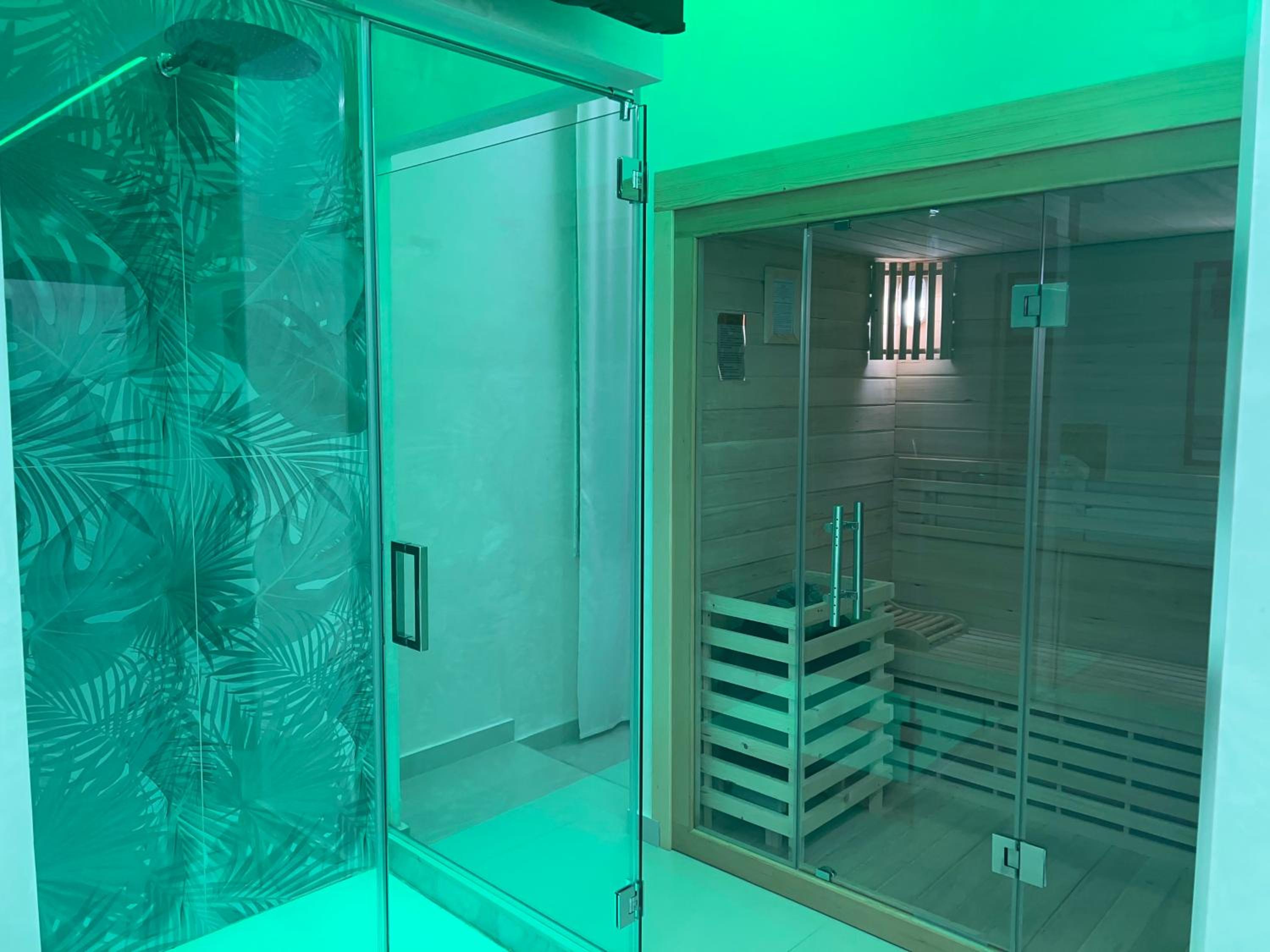 Queen Suite with Spa Bath - Photo 3