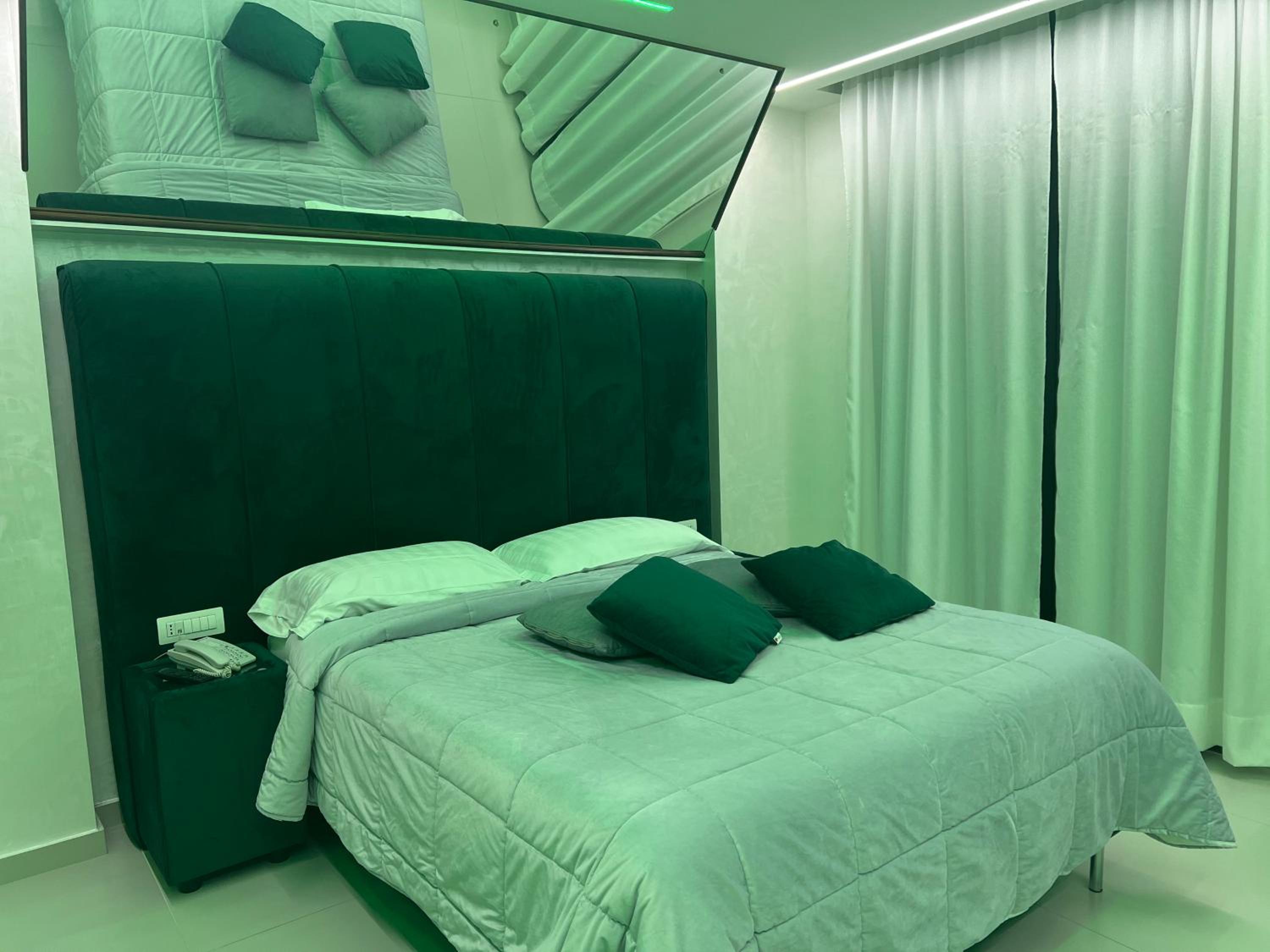 Queen Suite with Spa Bath - Photo 1