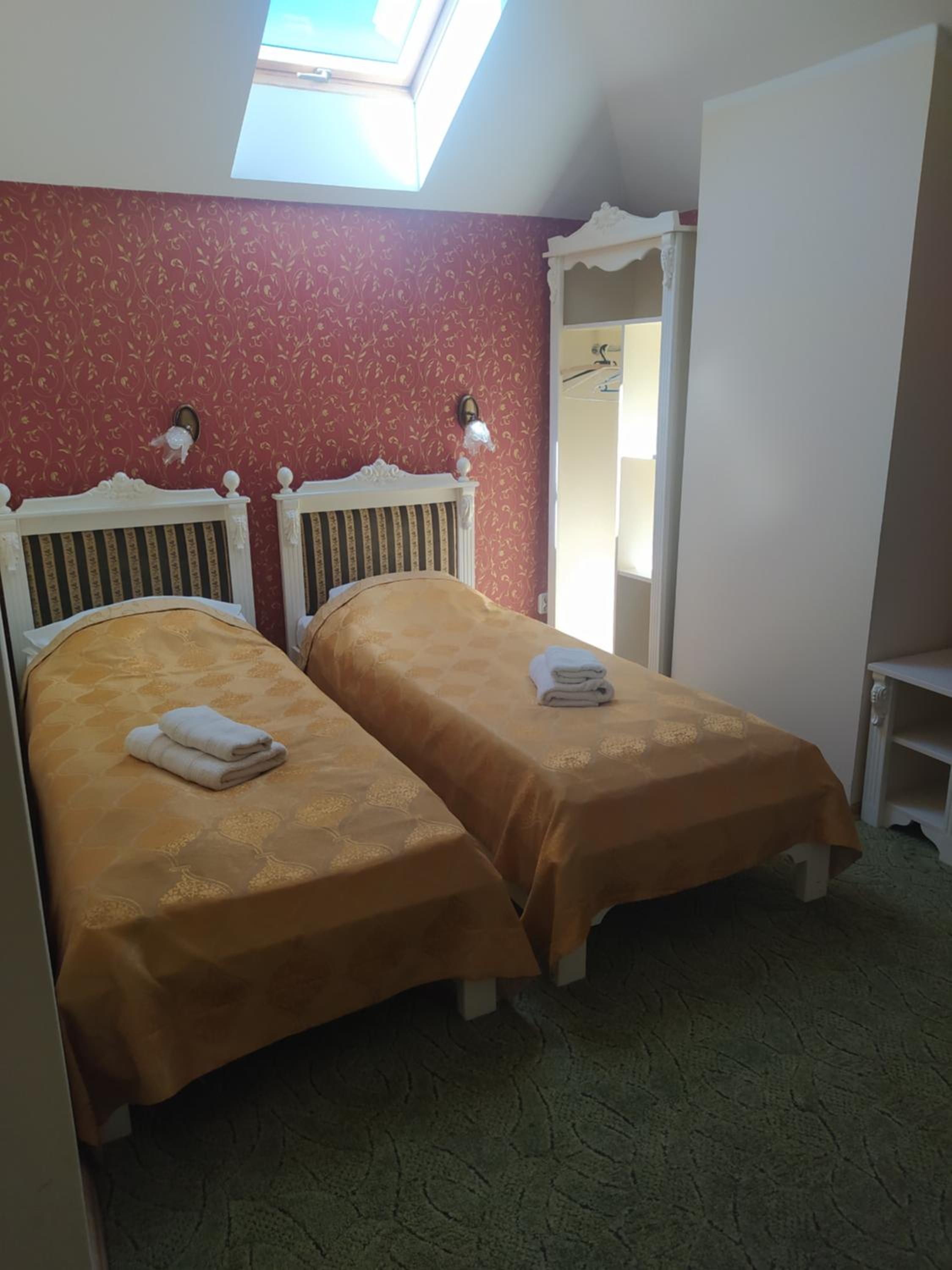 Economy Triple Room photo 2