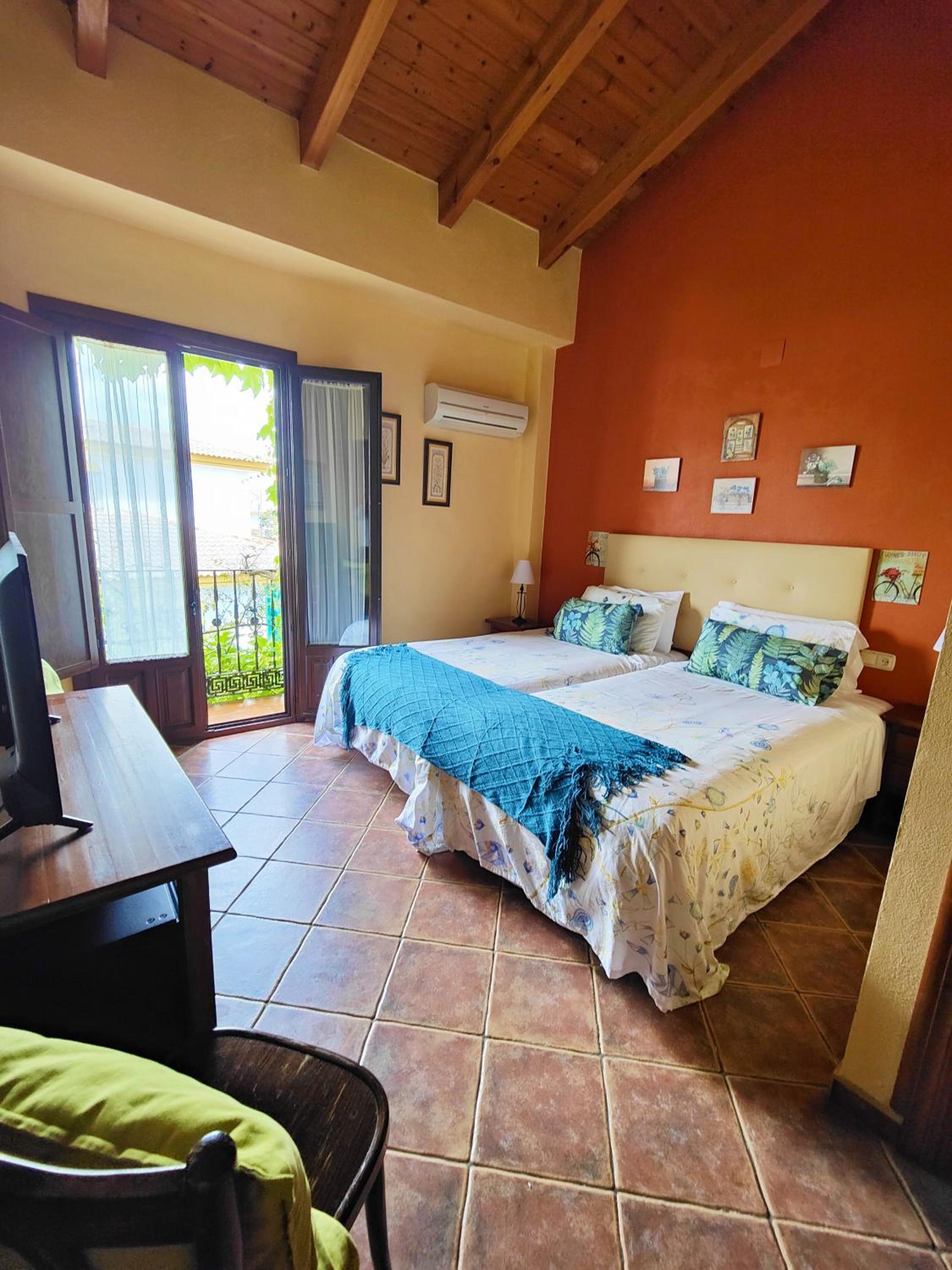 Standard Twin Room photo 2
