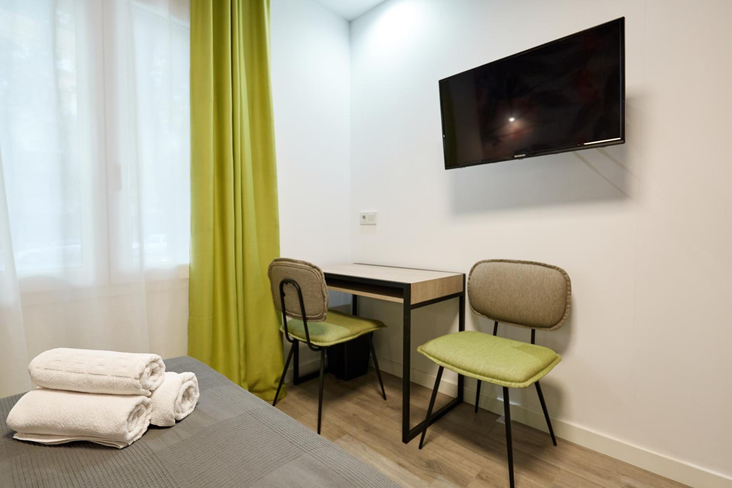Large Double Room - Photo 9