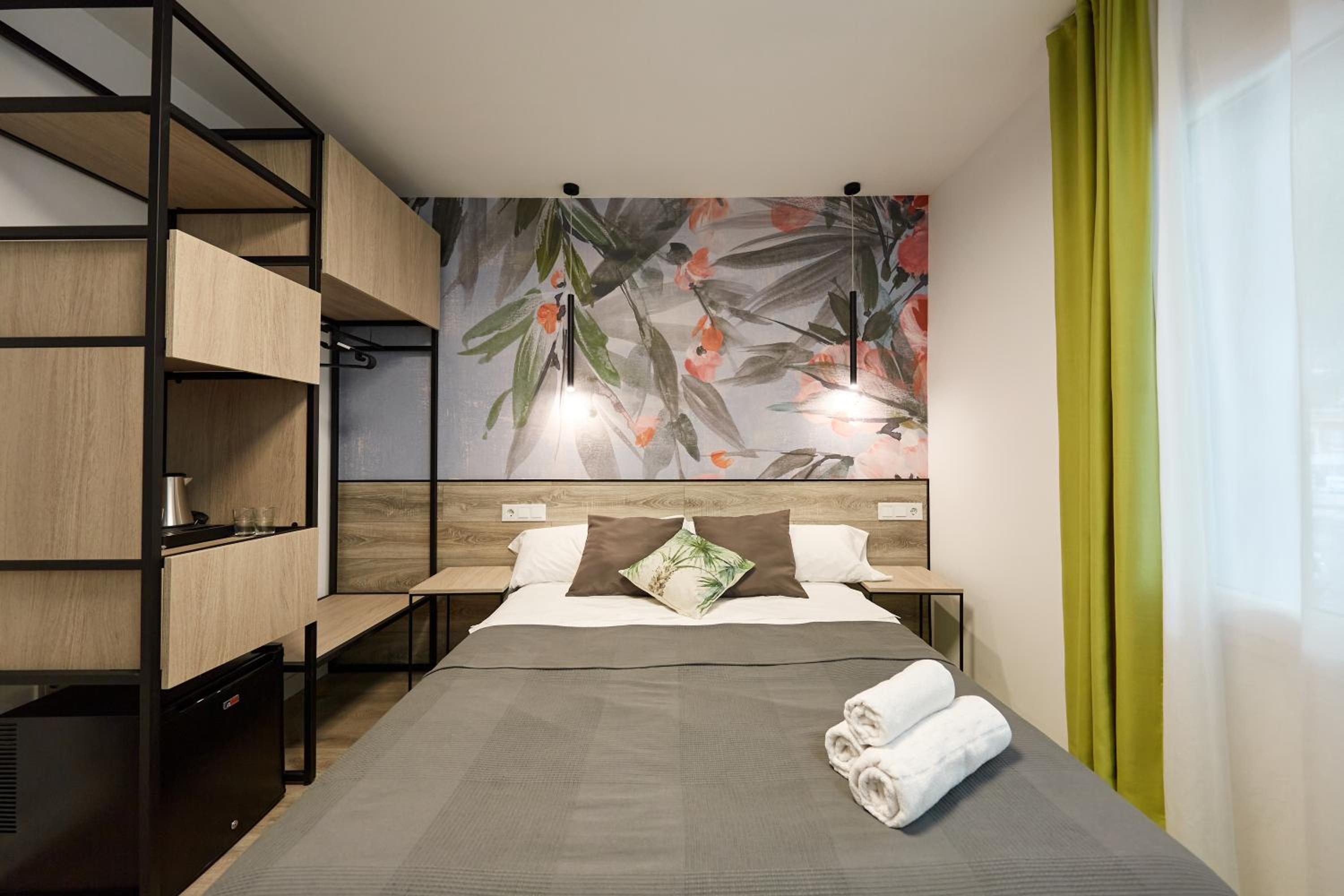 Large Double Room - Photo 7