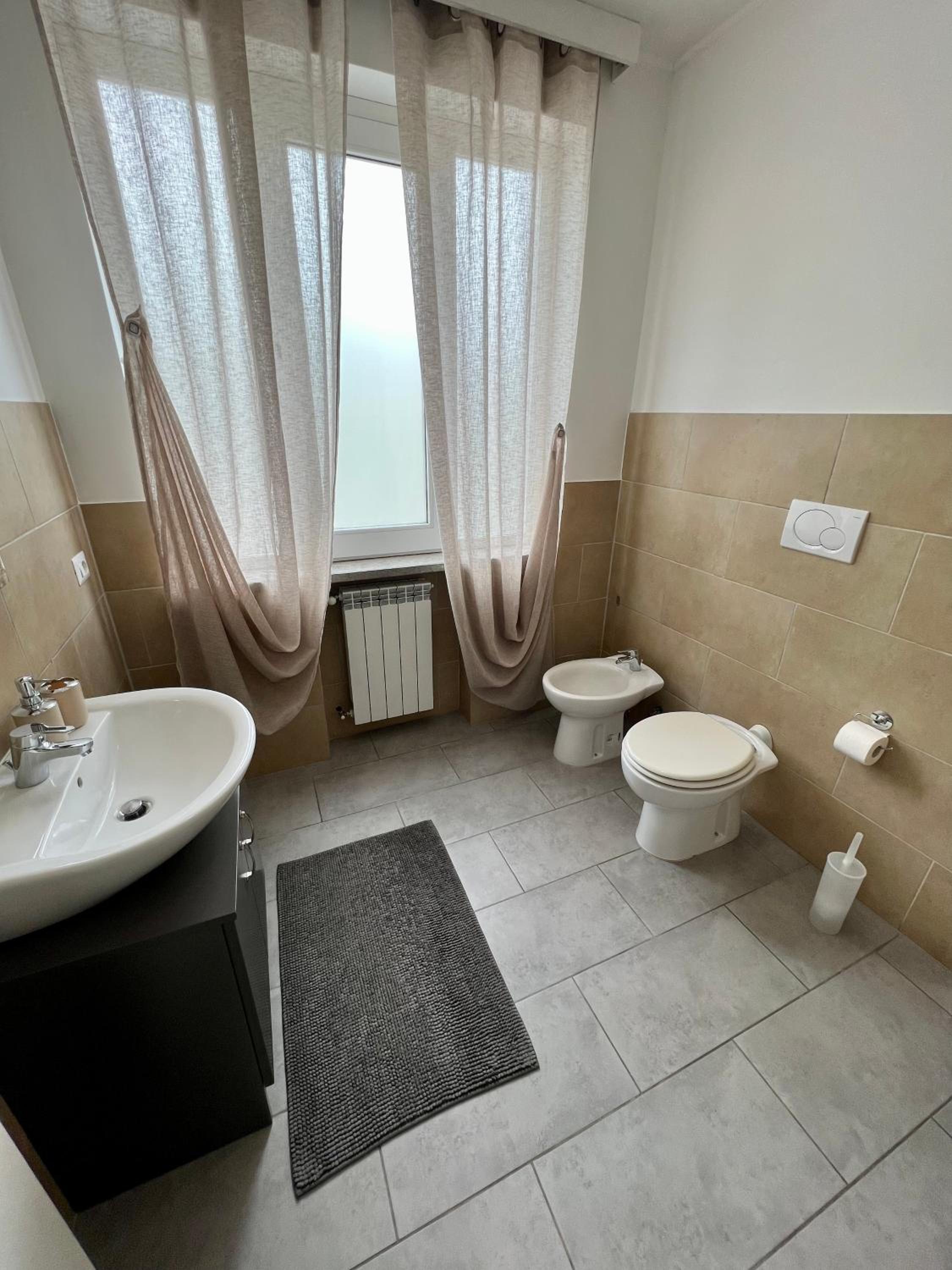 Double Room with Private Bathroom - Photo 9