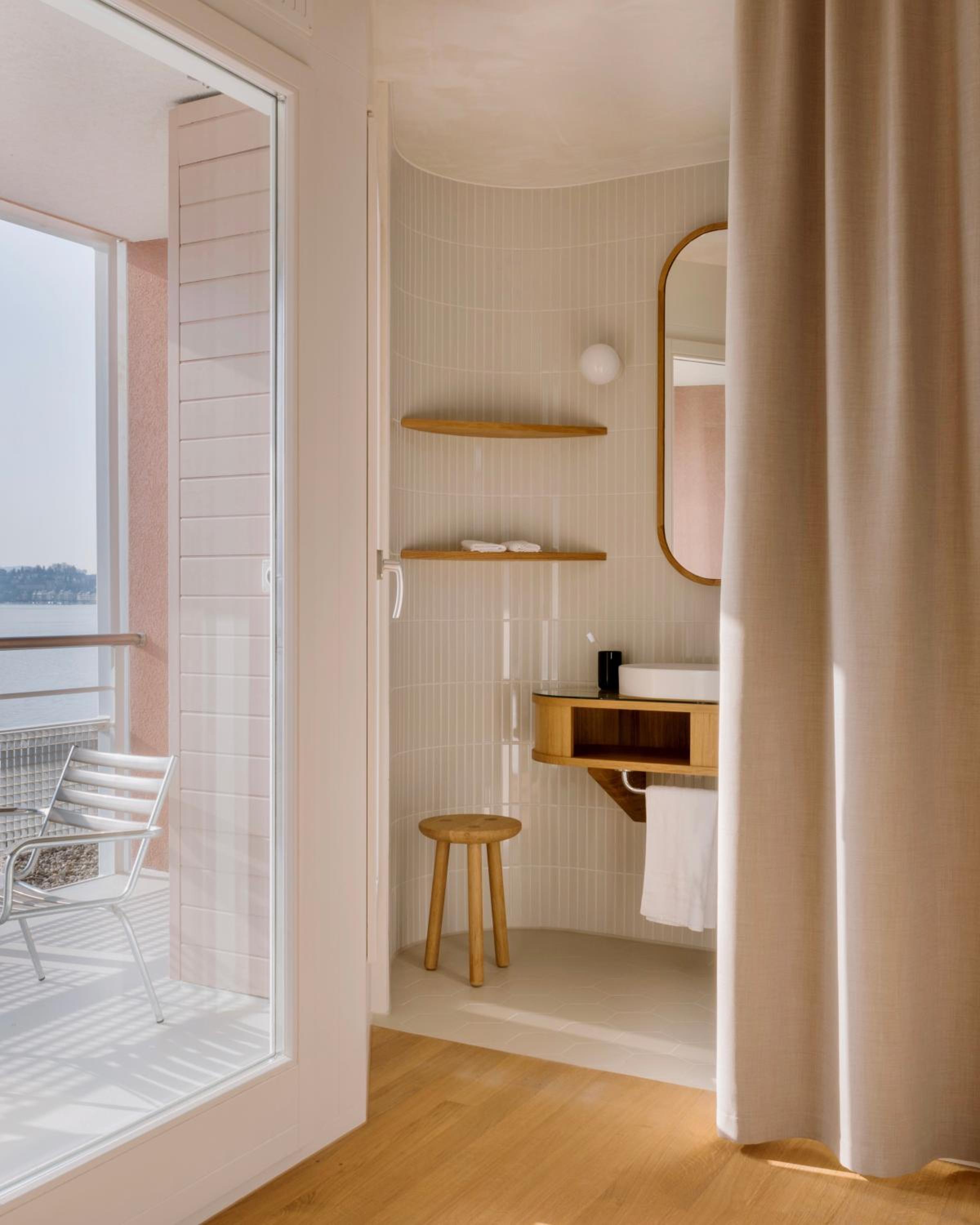 Lake View Design Balcony - Photo 7
