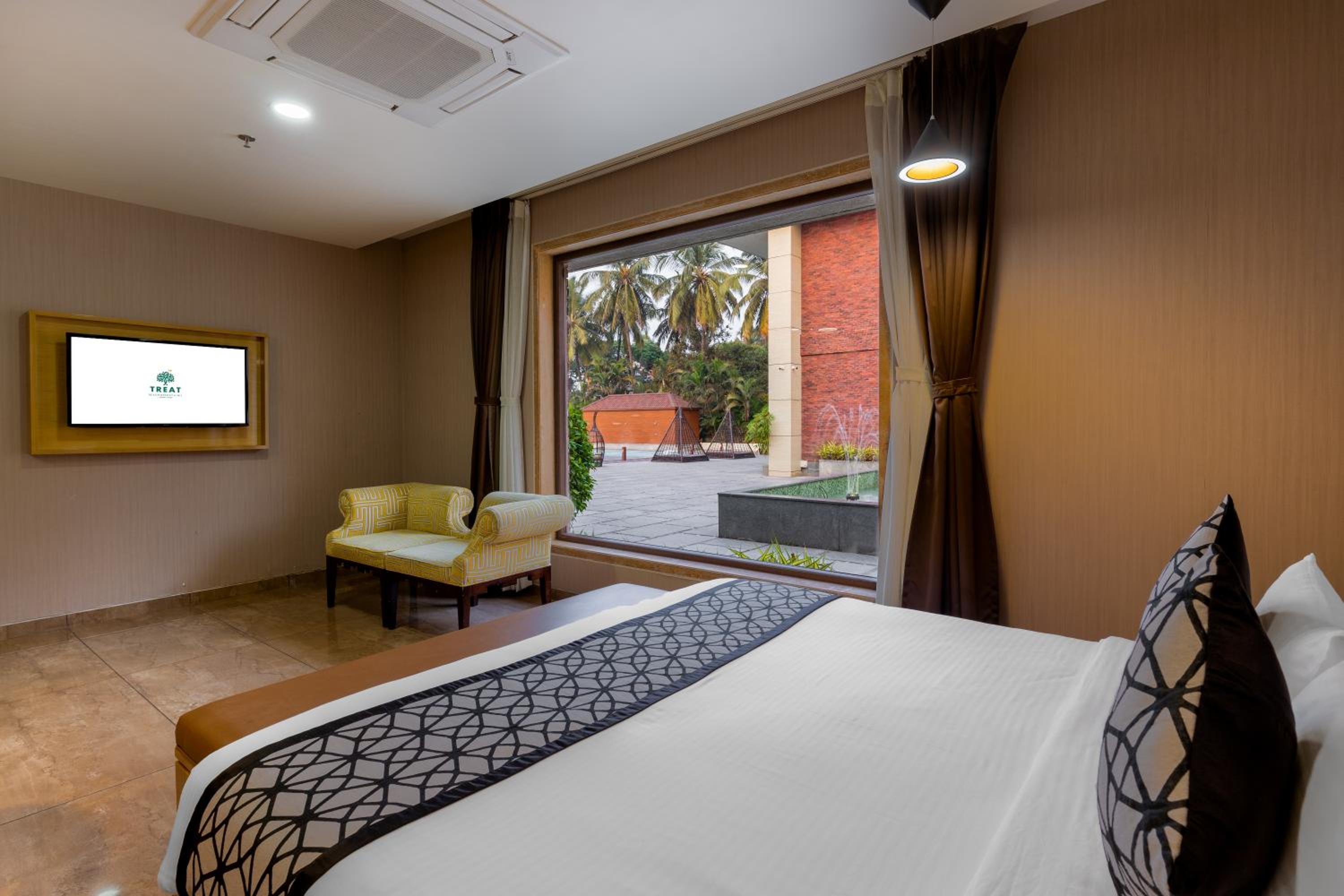 Double Room with Pool View - Photo 3