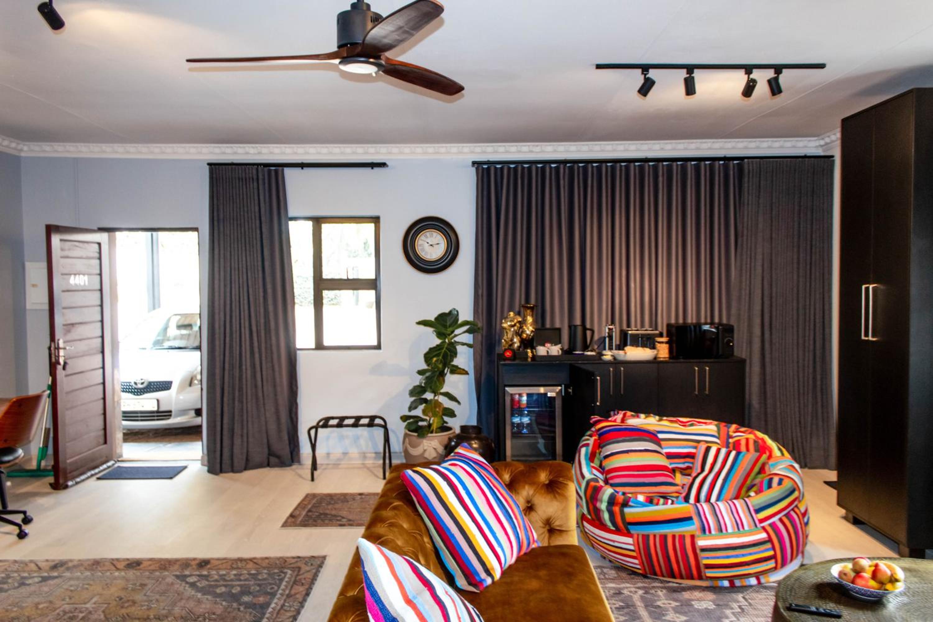 Deluxe King Suite - Photo 30