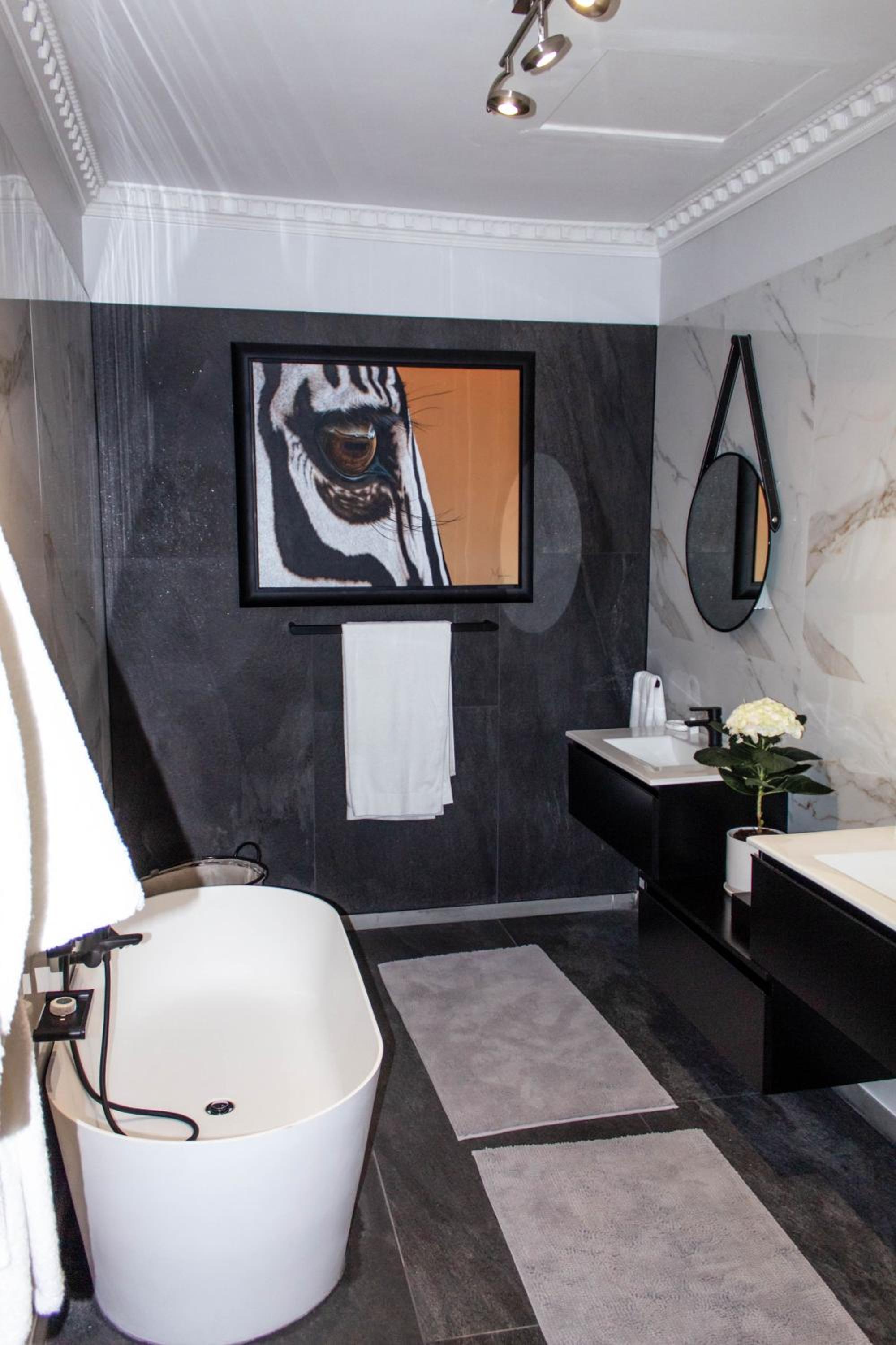 Deluxe King Suite - Photo 29