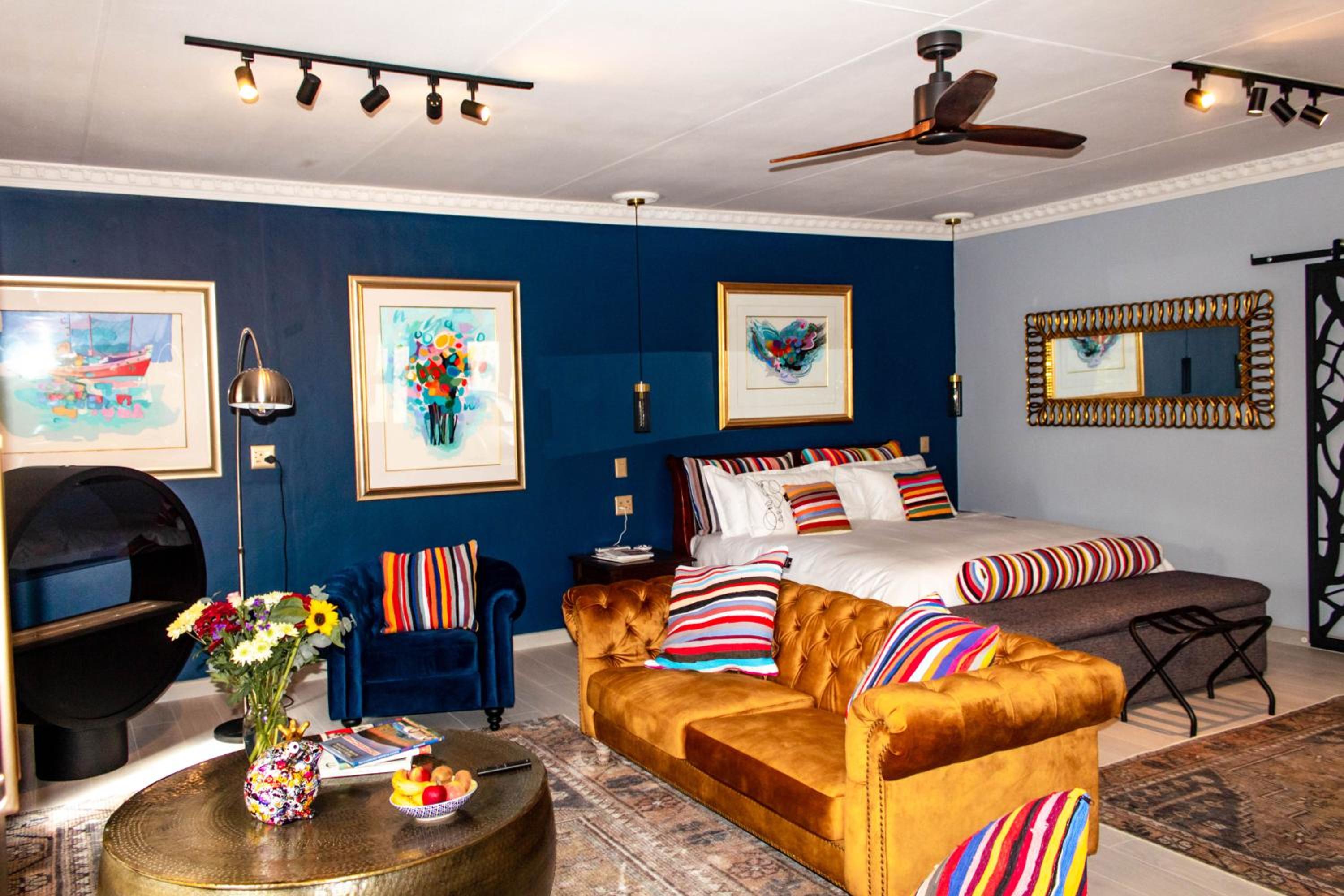 Deluxe King Suite - Photo 9