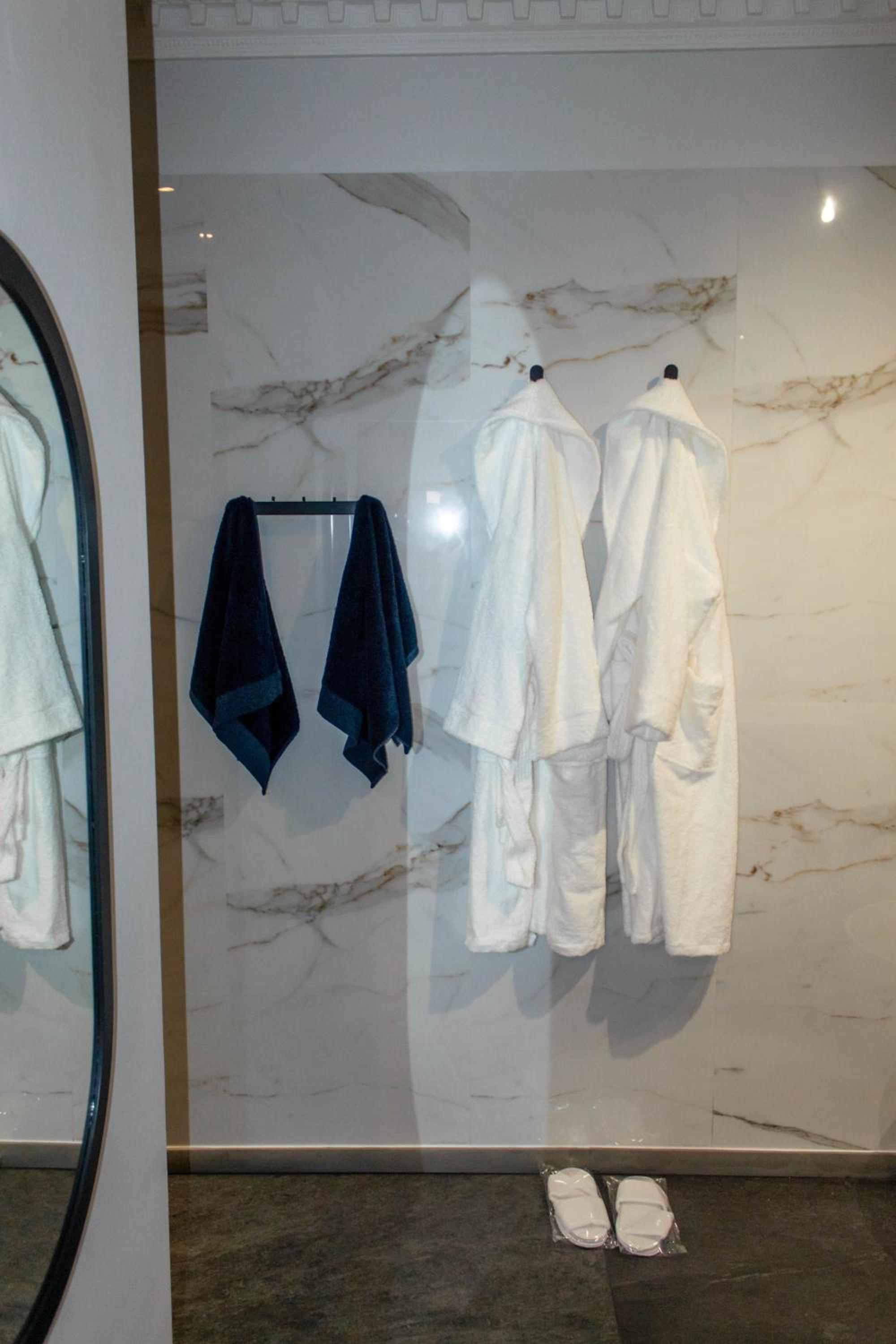 Deluxe King Suite - Photo 12