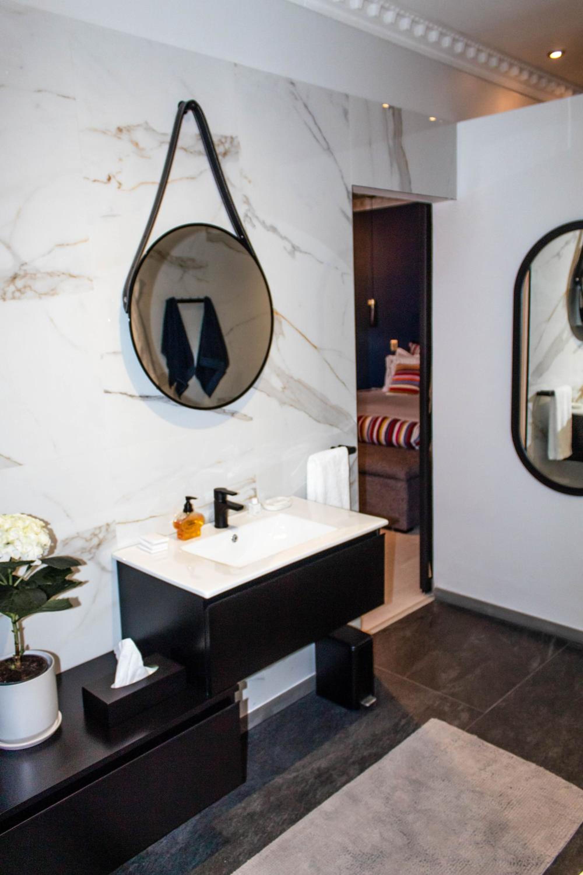 Deluxe King Suite - Photo 20