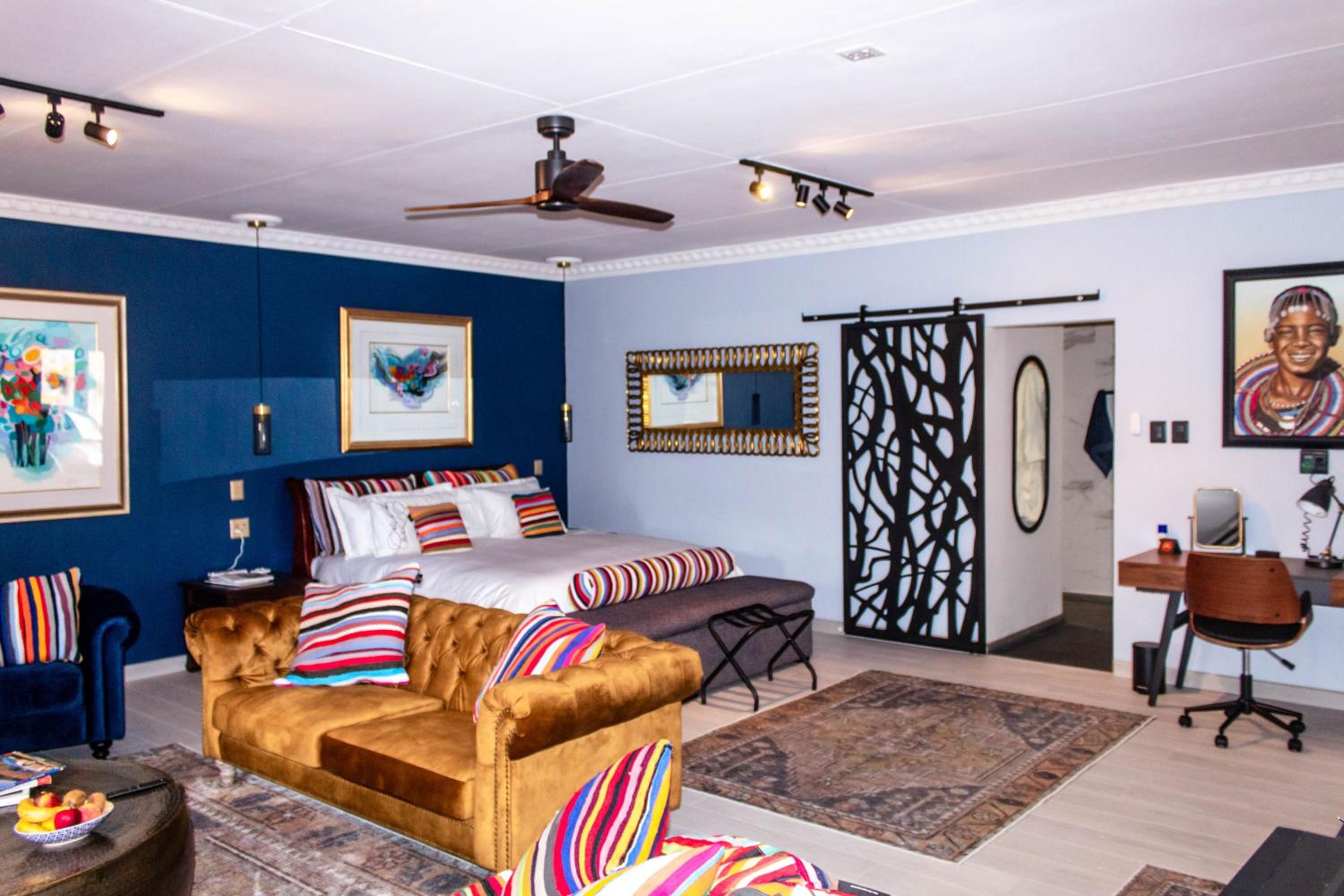 Deluxe King Suite - Photo 18