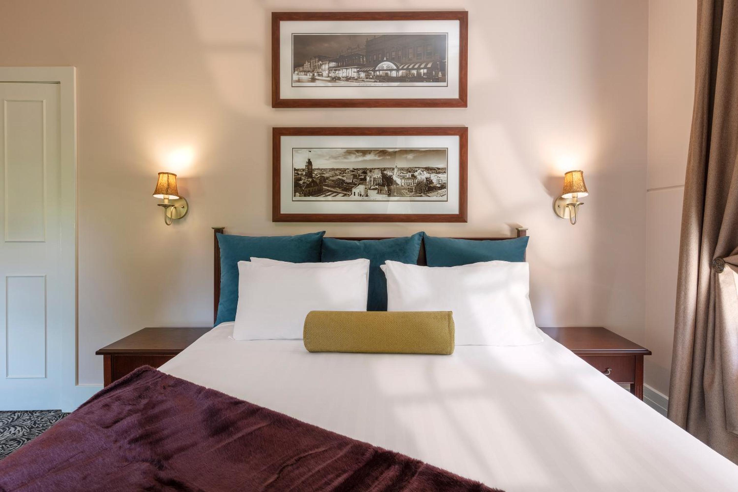 Deluxe One-Bedroom Apartment