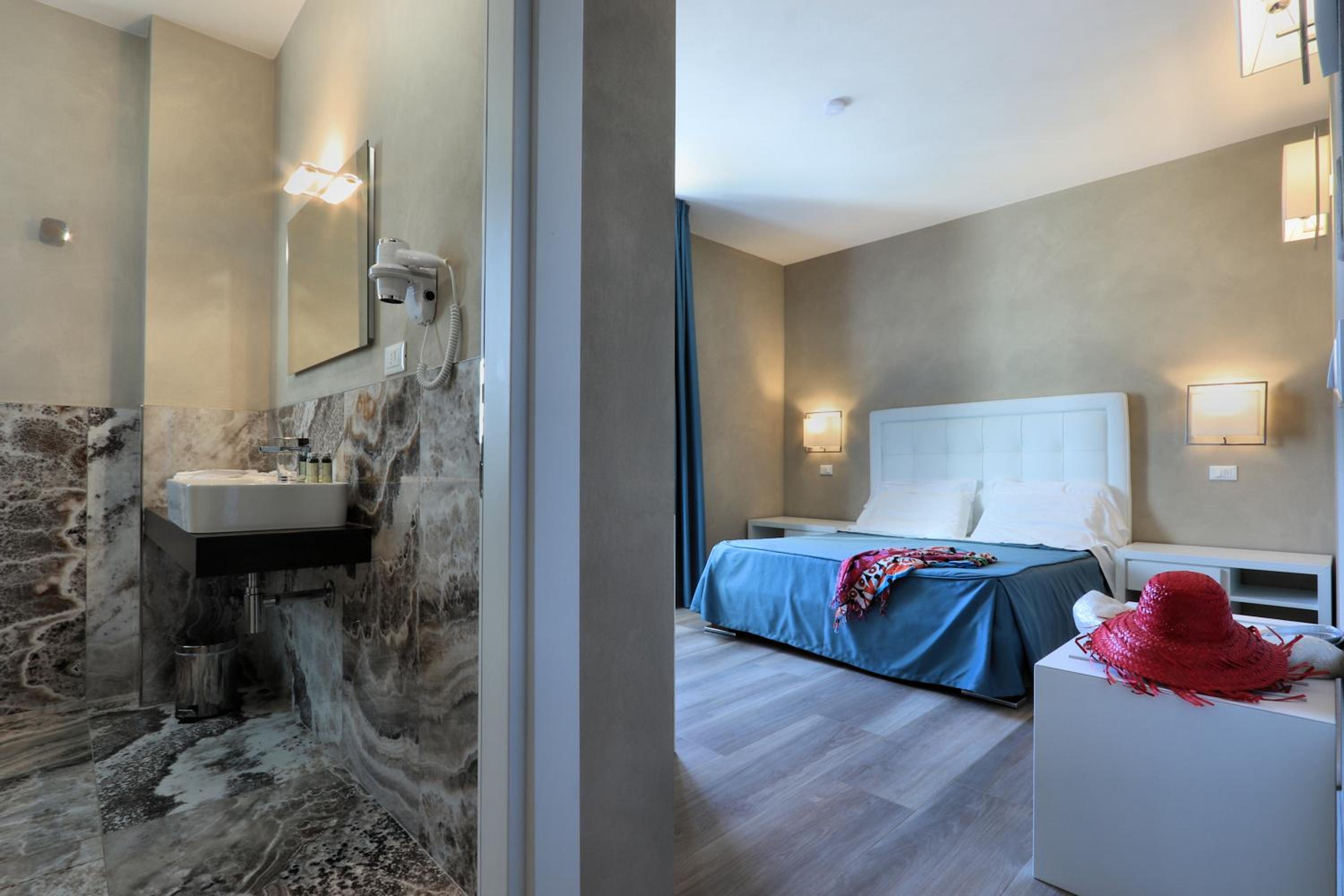 Double Room - Photo 11