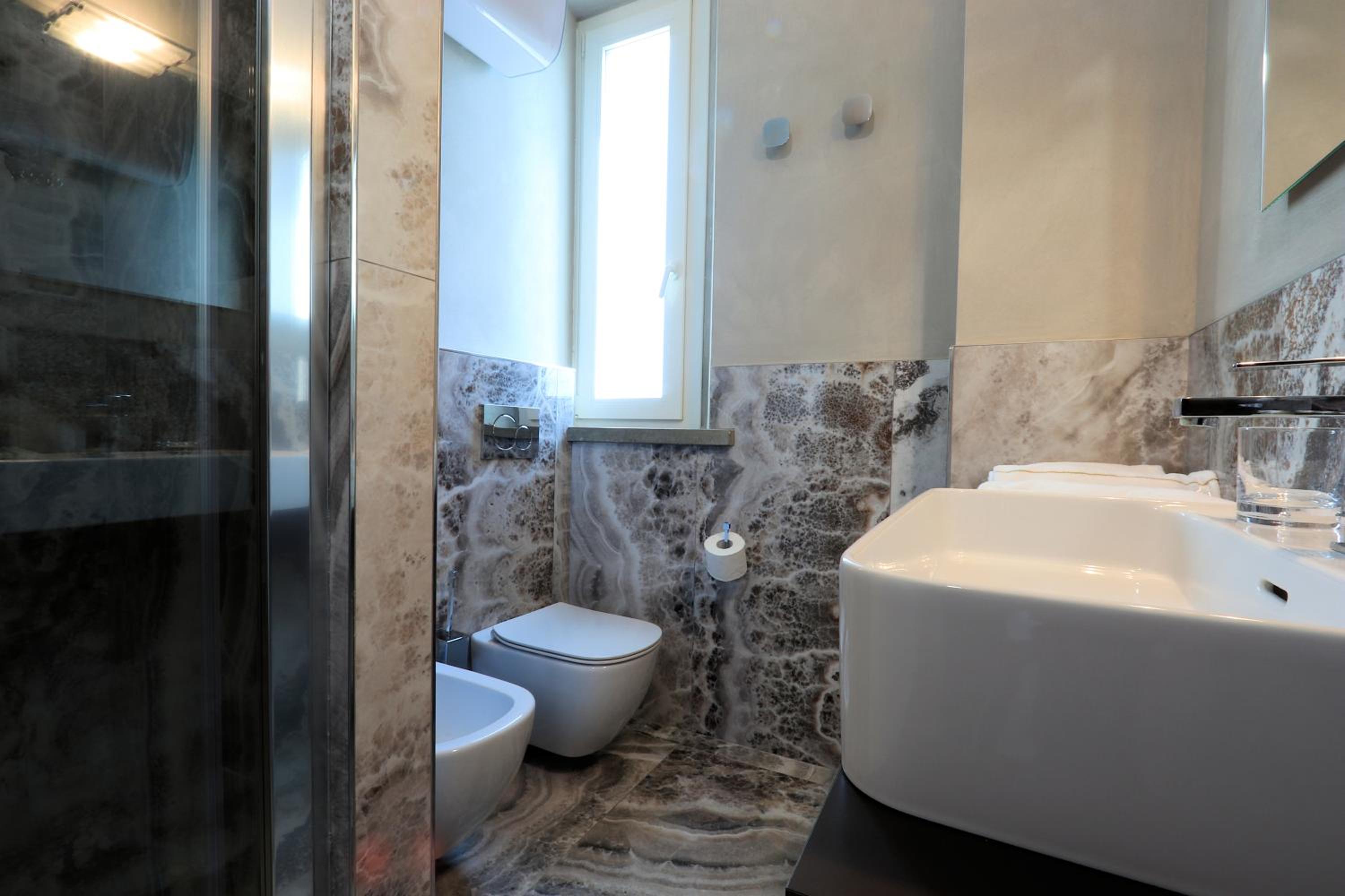 Double Room - Photo 7