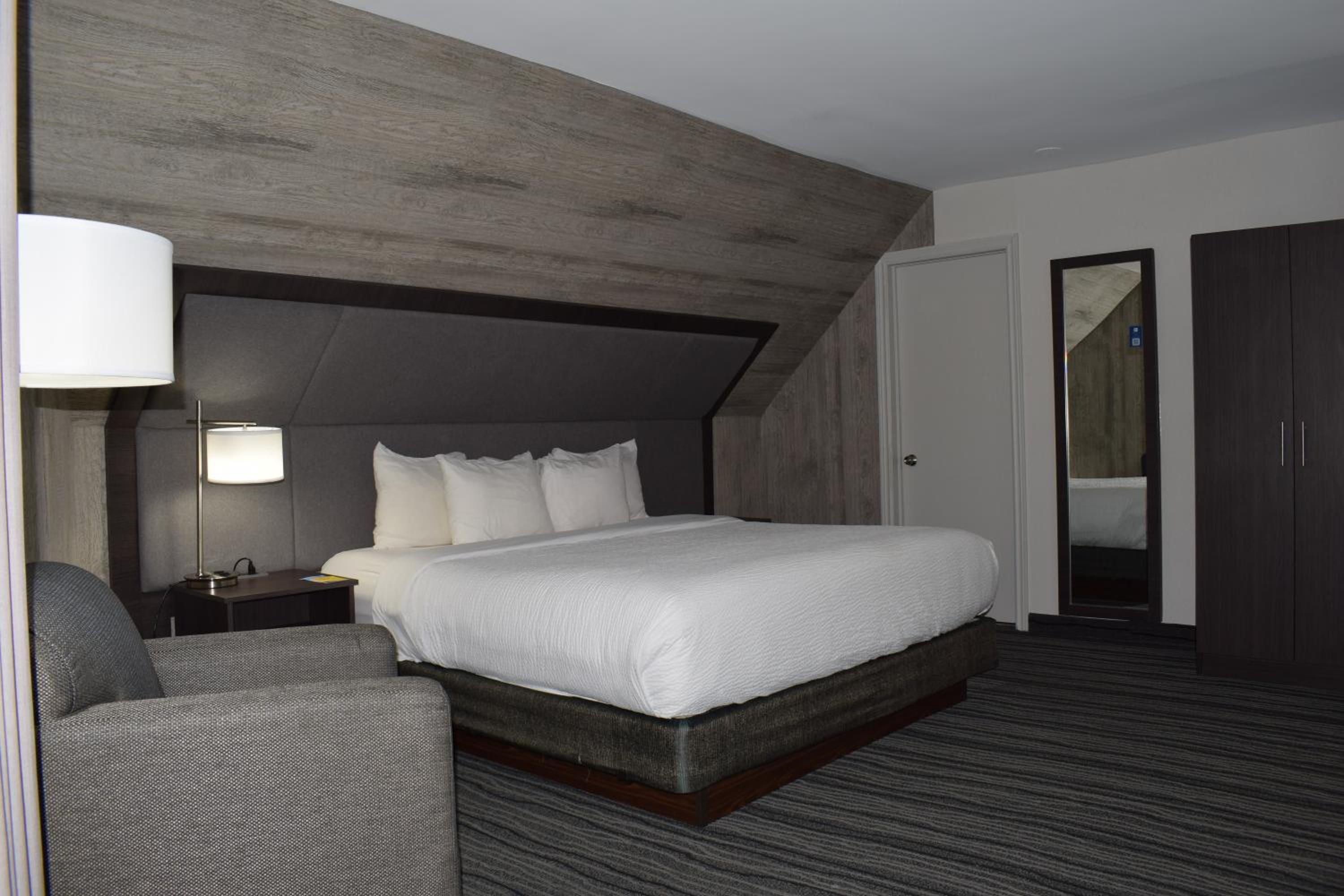 Deluxe King Room - Non-Smoking - Photo 2