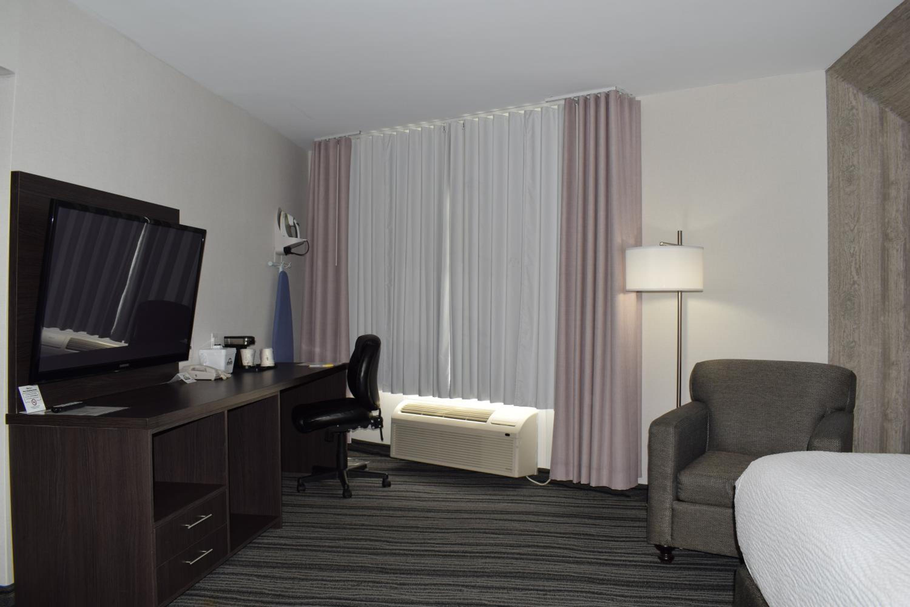 Deluxe King Room - Non-Smoking - Photo 1