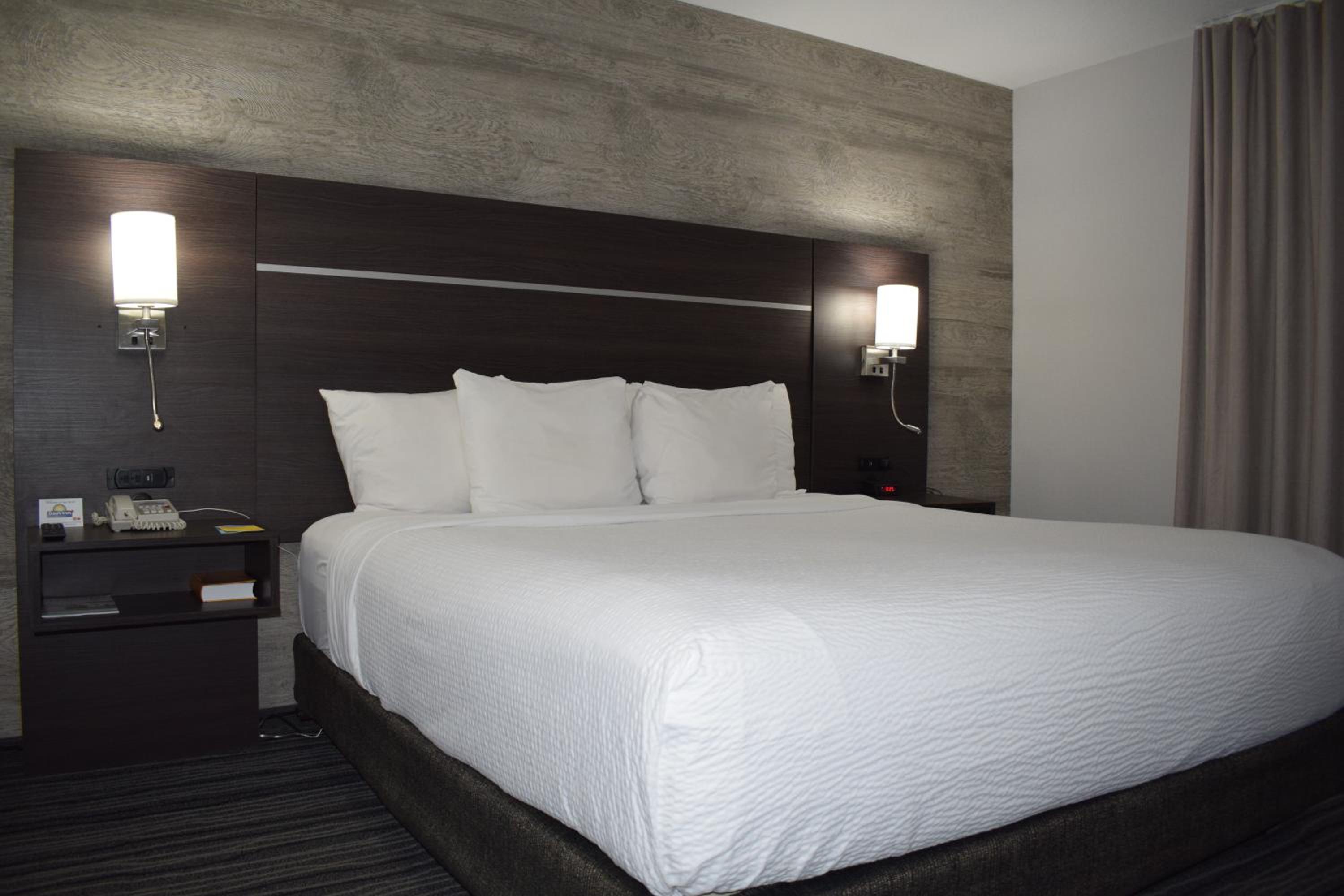 One-Bedroom King Suite - Non-Smoking - Photo 2