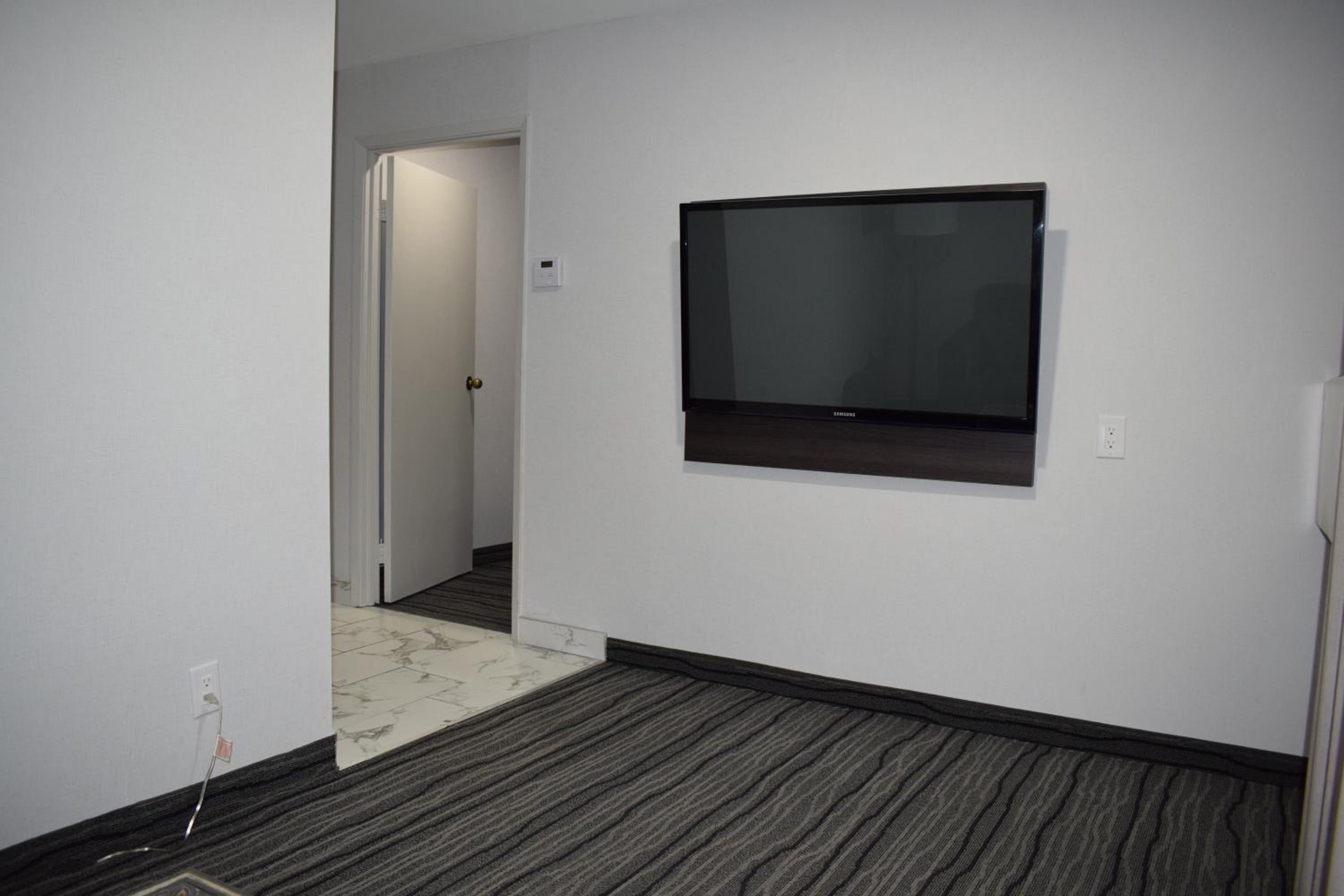 One-Bedroom King Suite - Non-Smoking - Photo 5