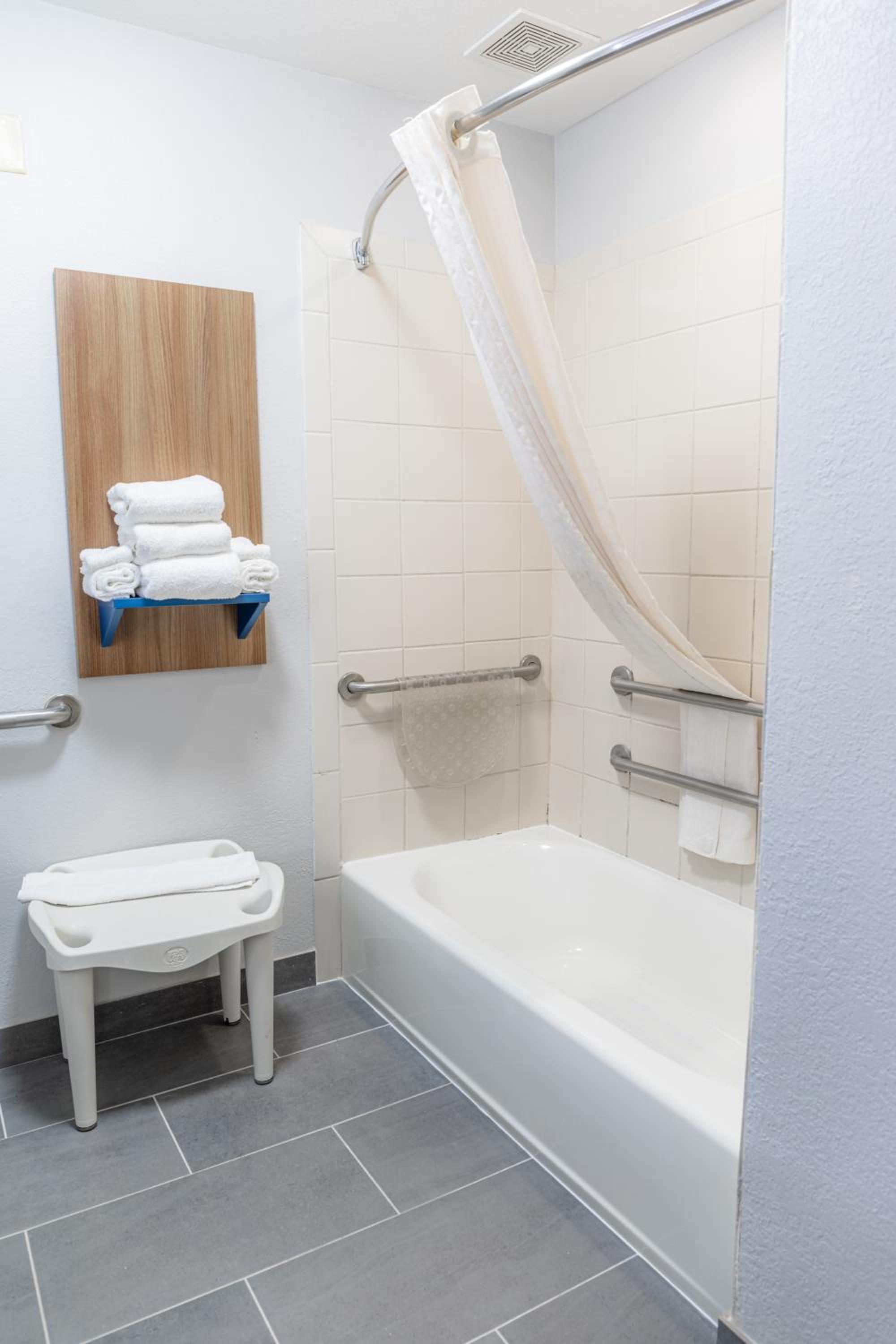 Queen Room - Accessible/Non-Smoking - Photo 6