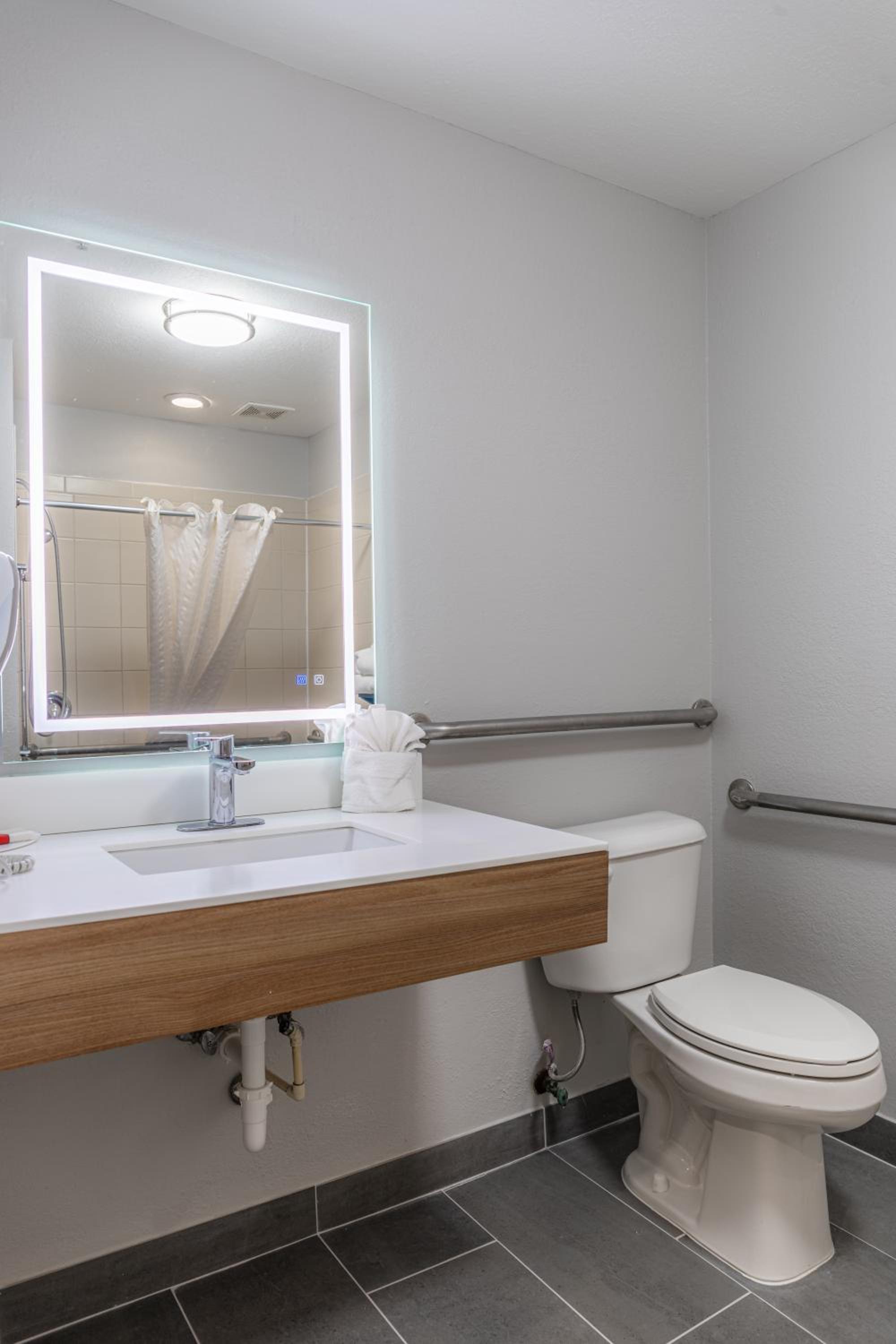 Queen Room - Accessible/Non-Smoking - Photo 5