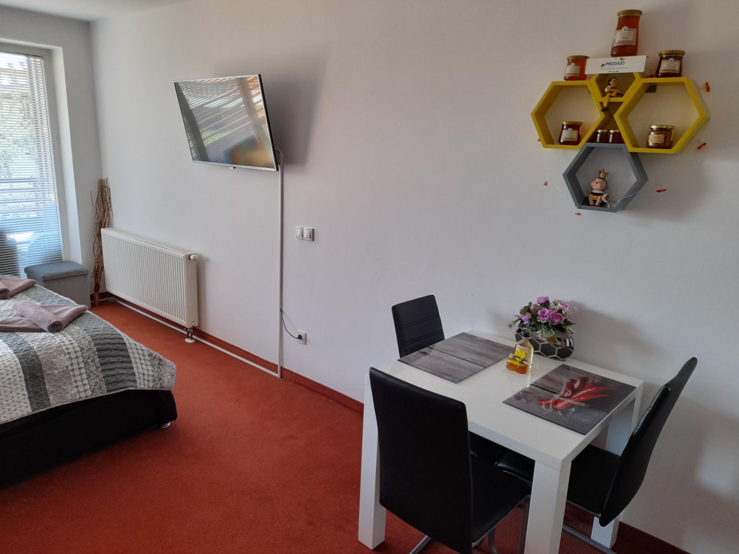 Apartment with Balcony - Photo 3