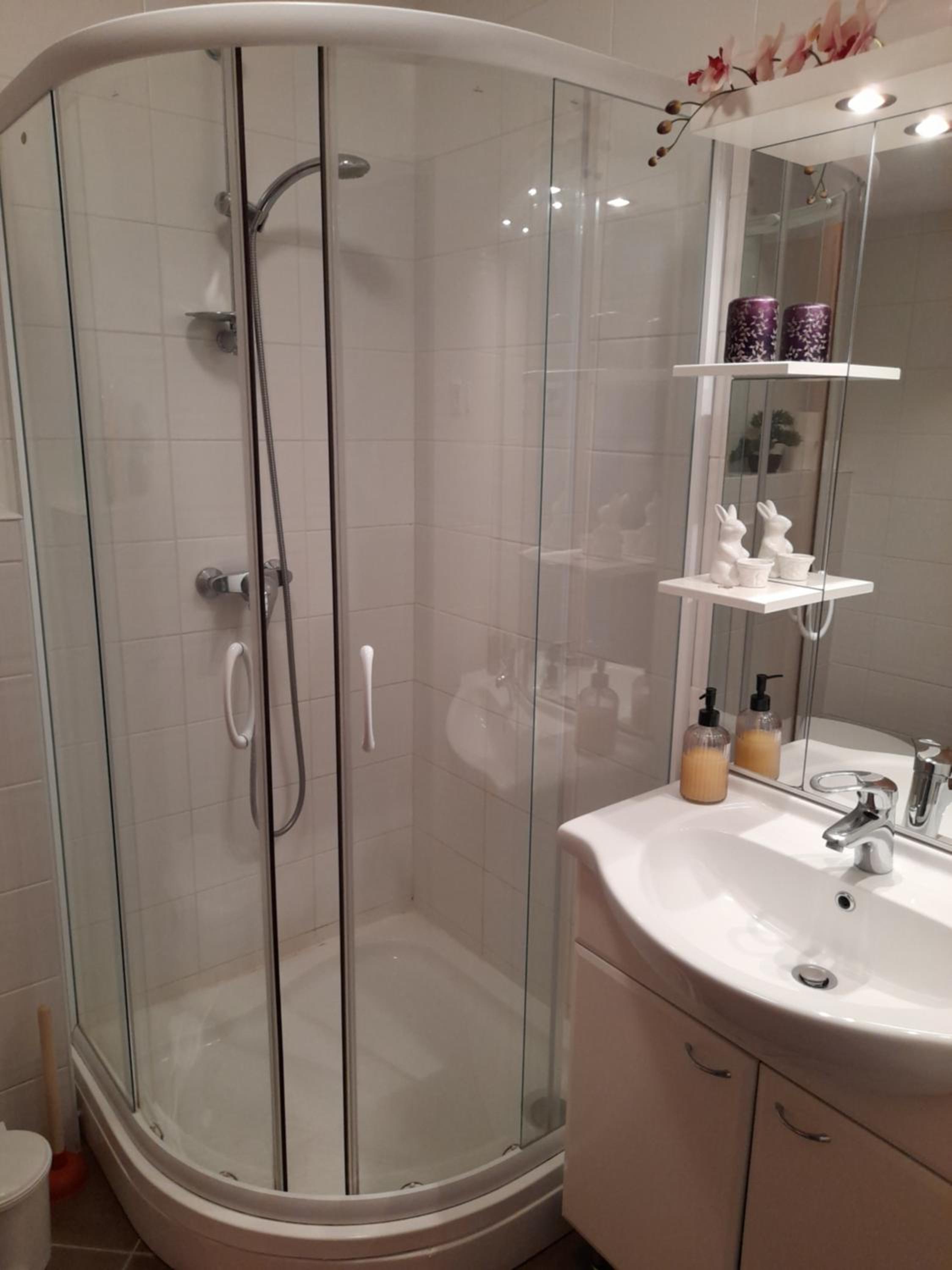 Apartment with Balcony - Photo 8