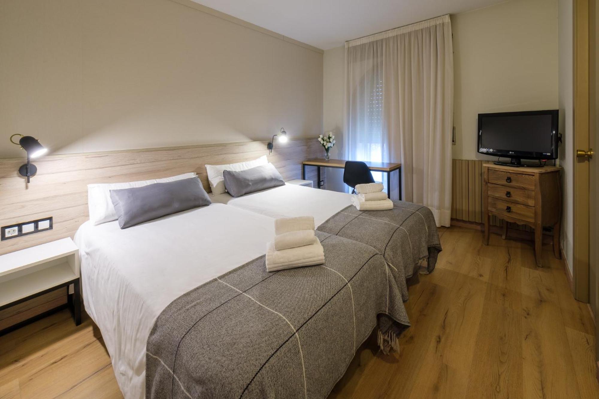Double or Twin Room - Photo 11