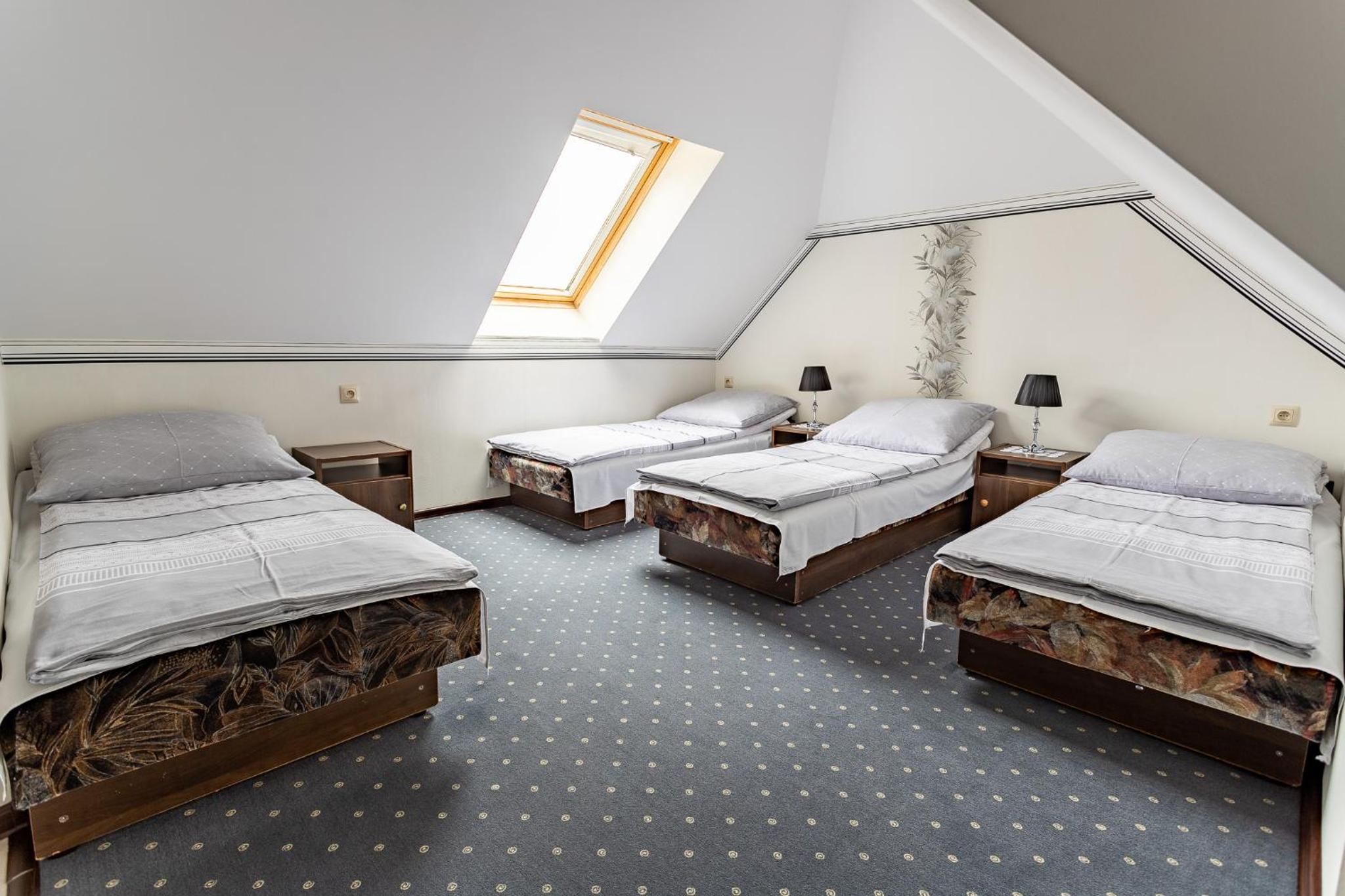Quadruple Room with Bathroom - Photo 2