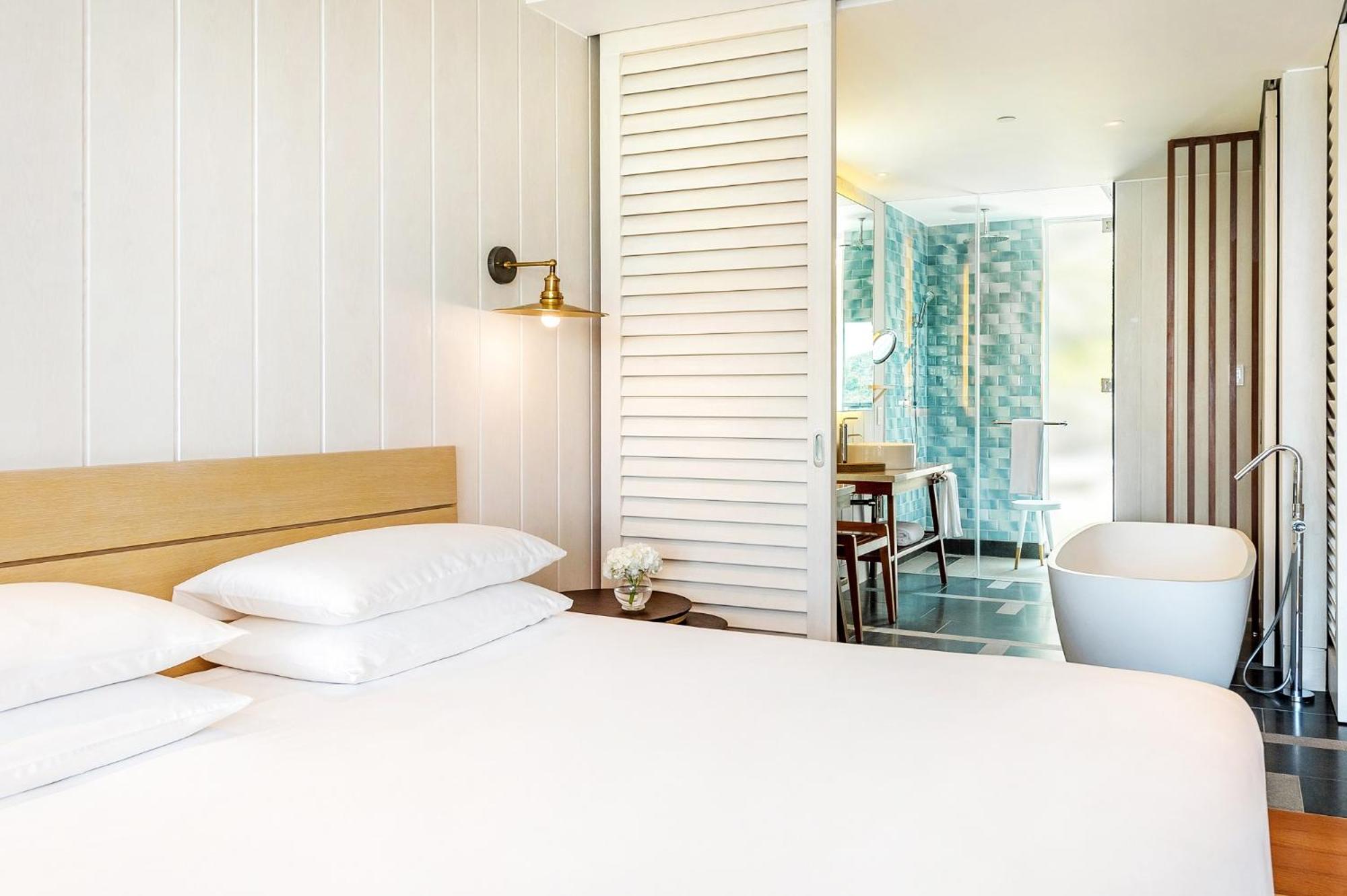 Queen Room with Two Queen Beds and Accessible Shower - Disability Access