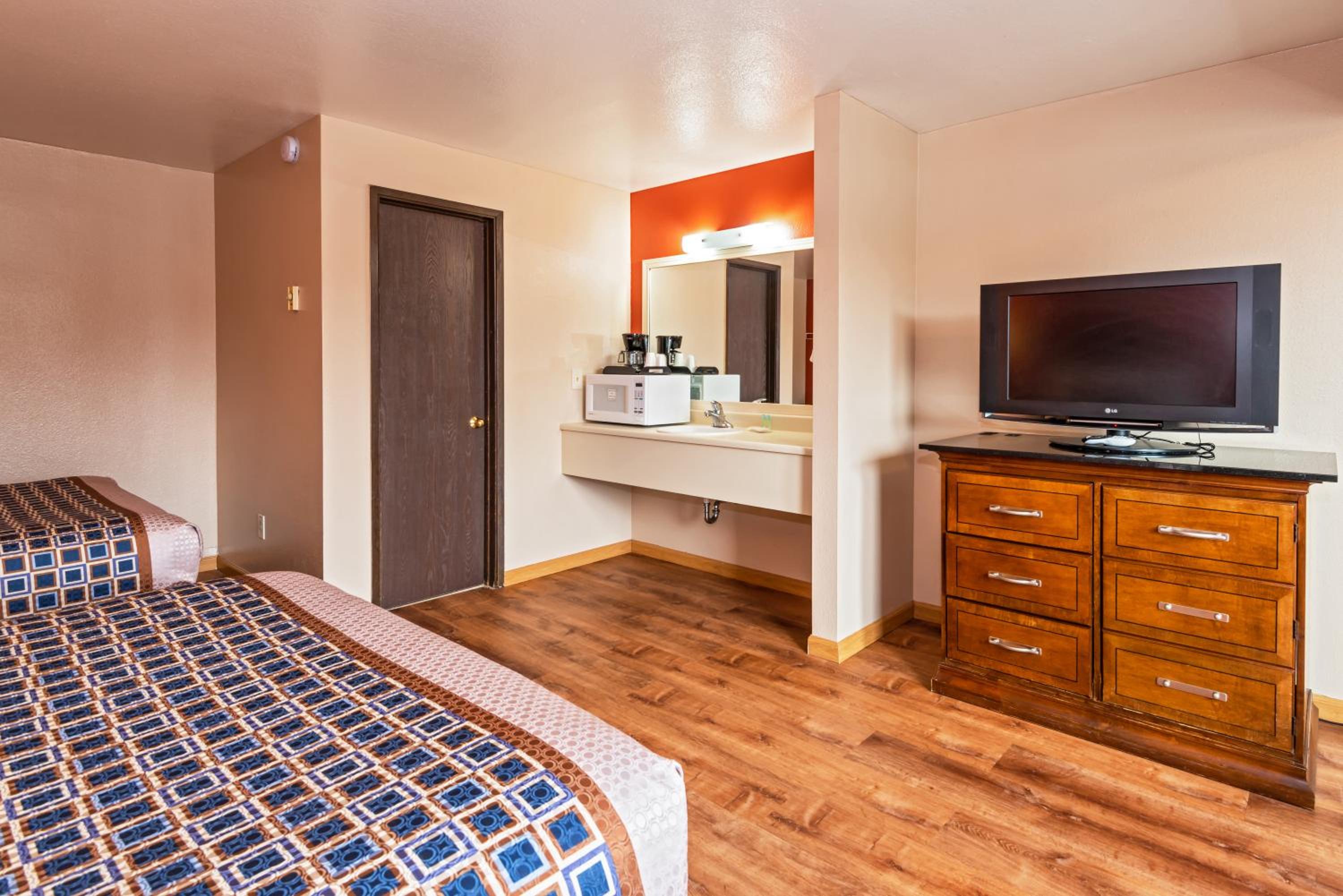 Standard Queen Room with Two Queen Beds photo 3