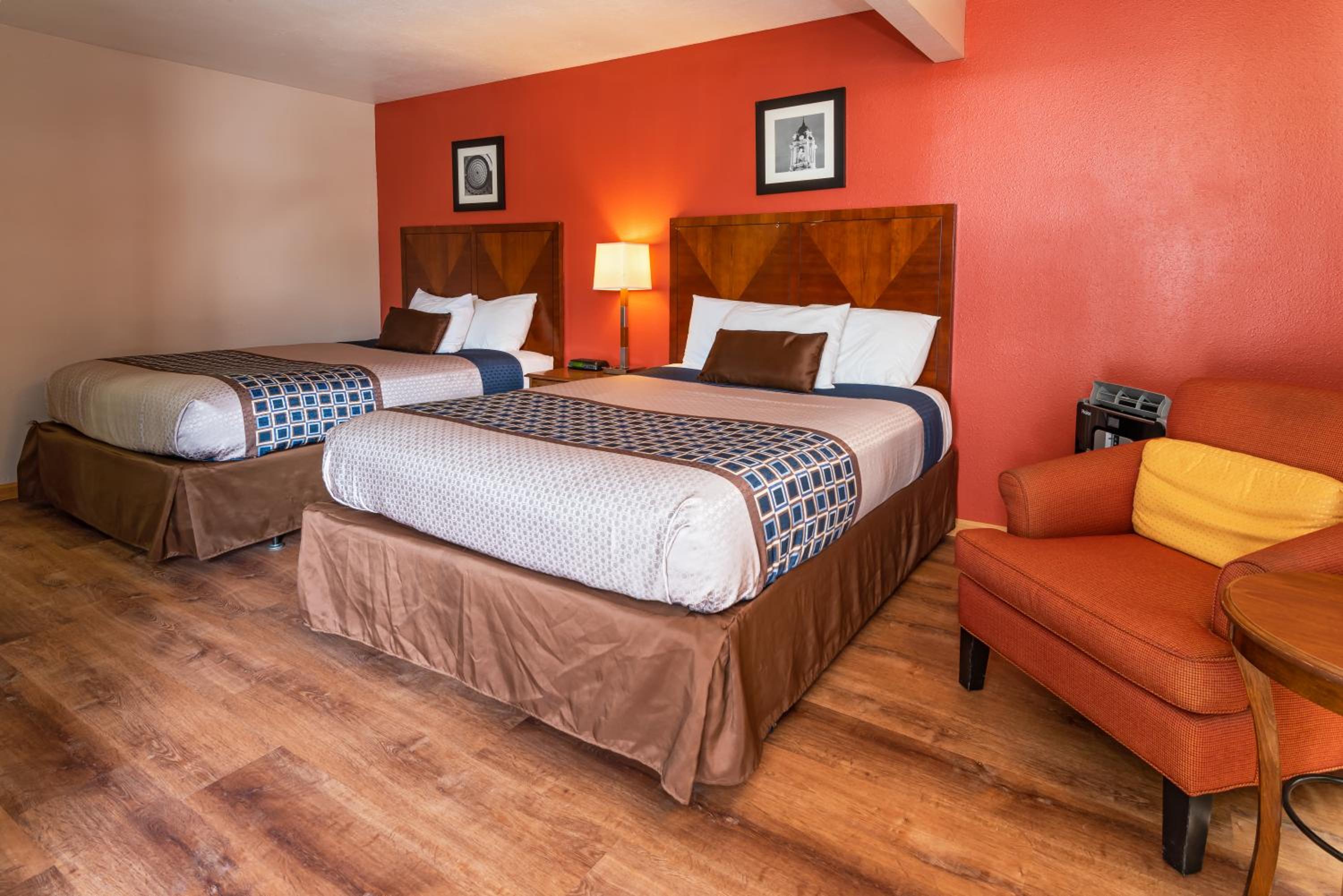 Standard Queen Room with Two Queen Beds photo 2