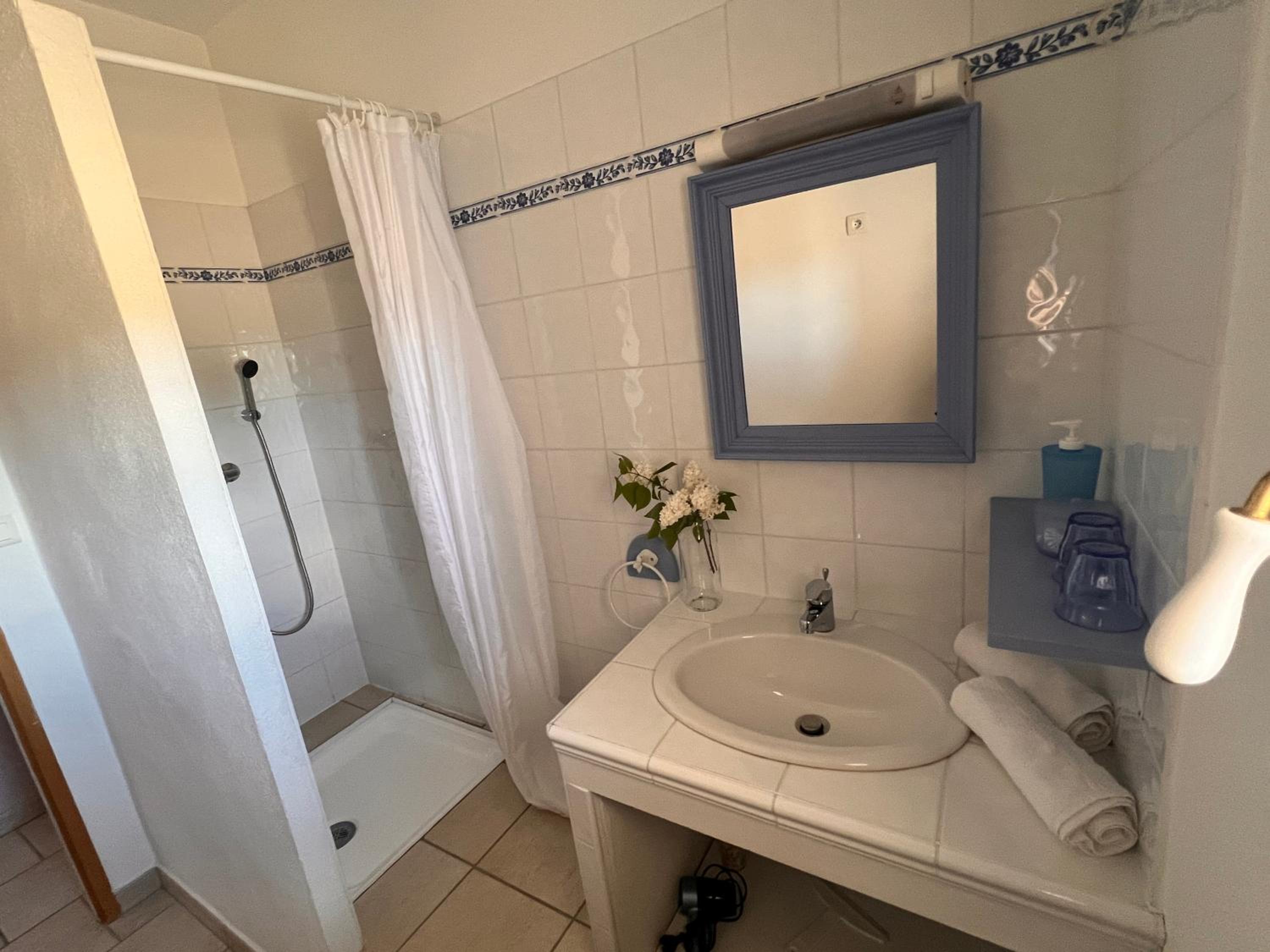 Standard Double Room - Photo 6