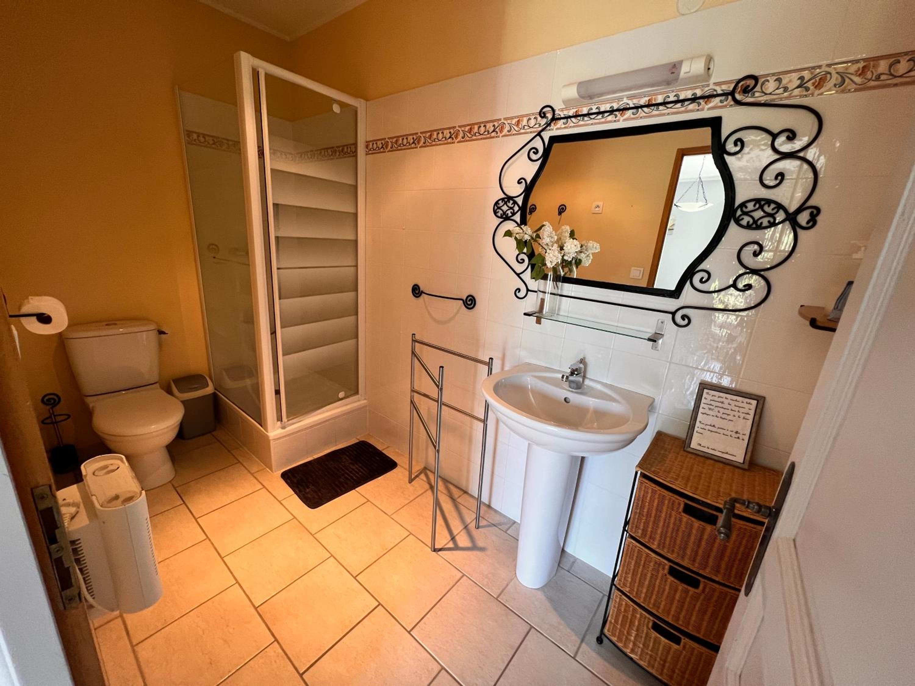 Standard Double Room - Photo 8
