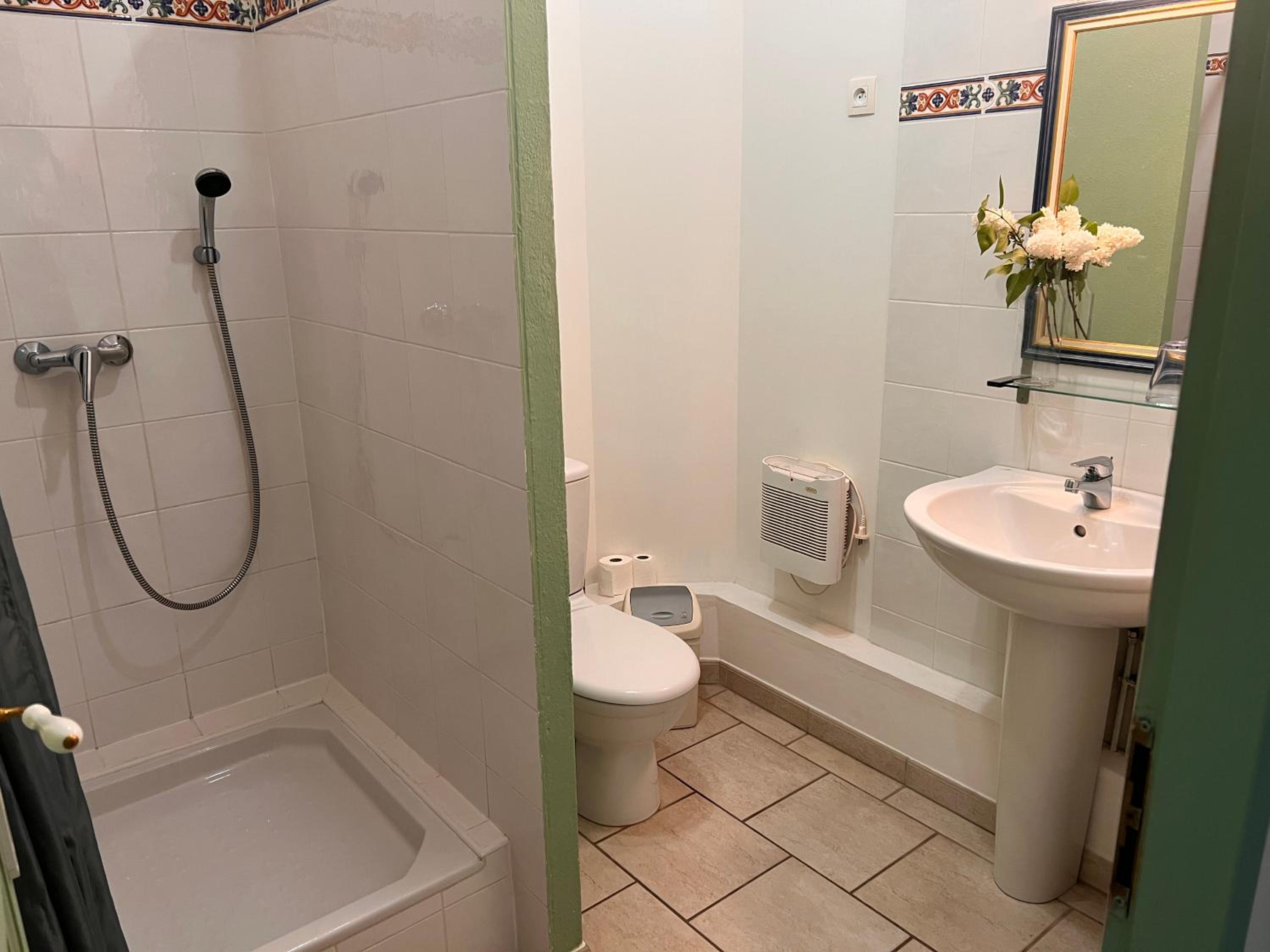 Standard Double Room - Photo 4