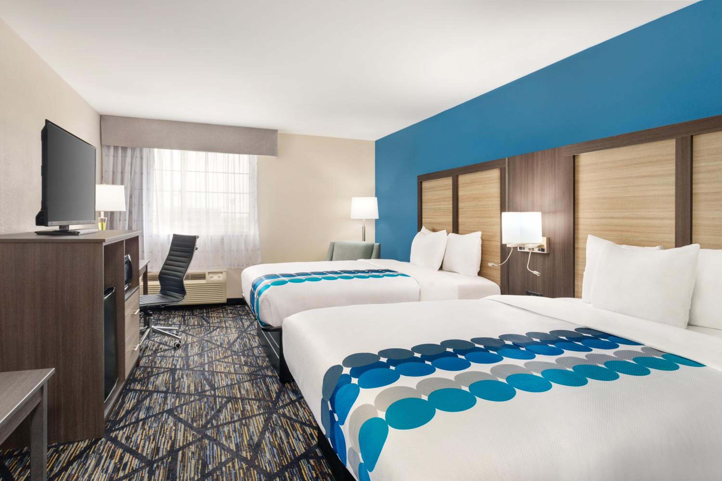 Queen Room with Two Queen Beds - Non-Smoking - Photo 1