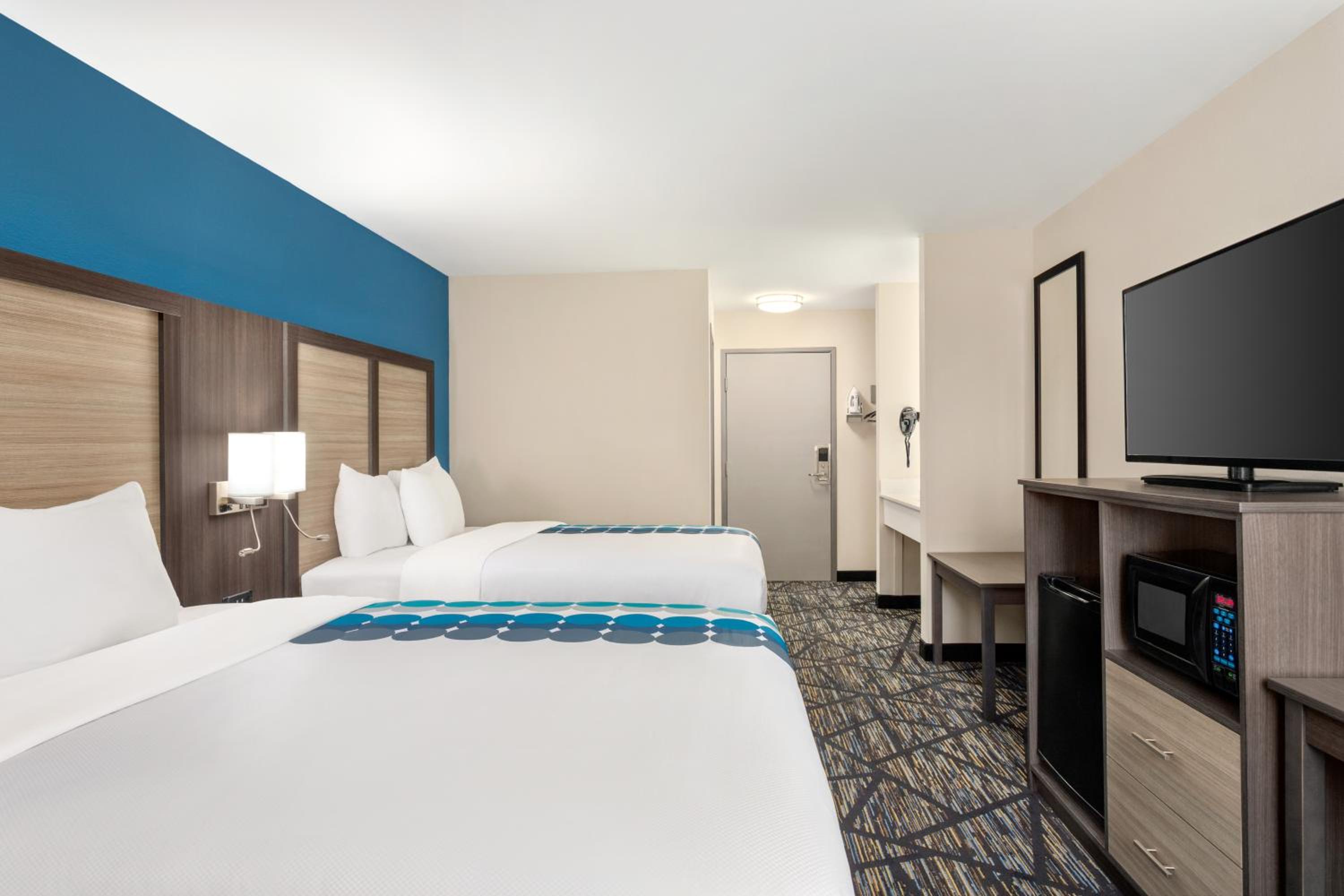 Queen Room with Two Queen Beds - Non-Smoking - Photo 2