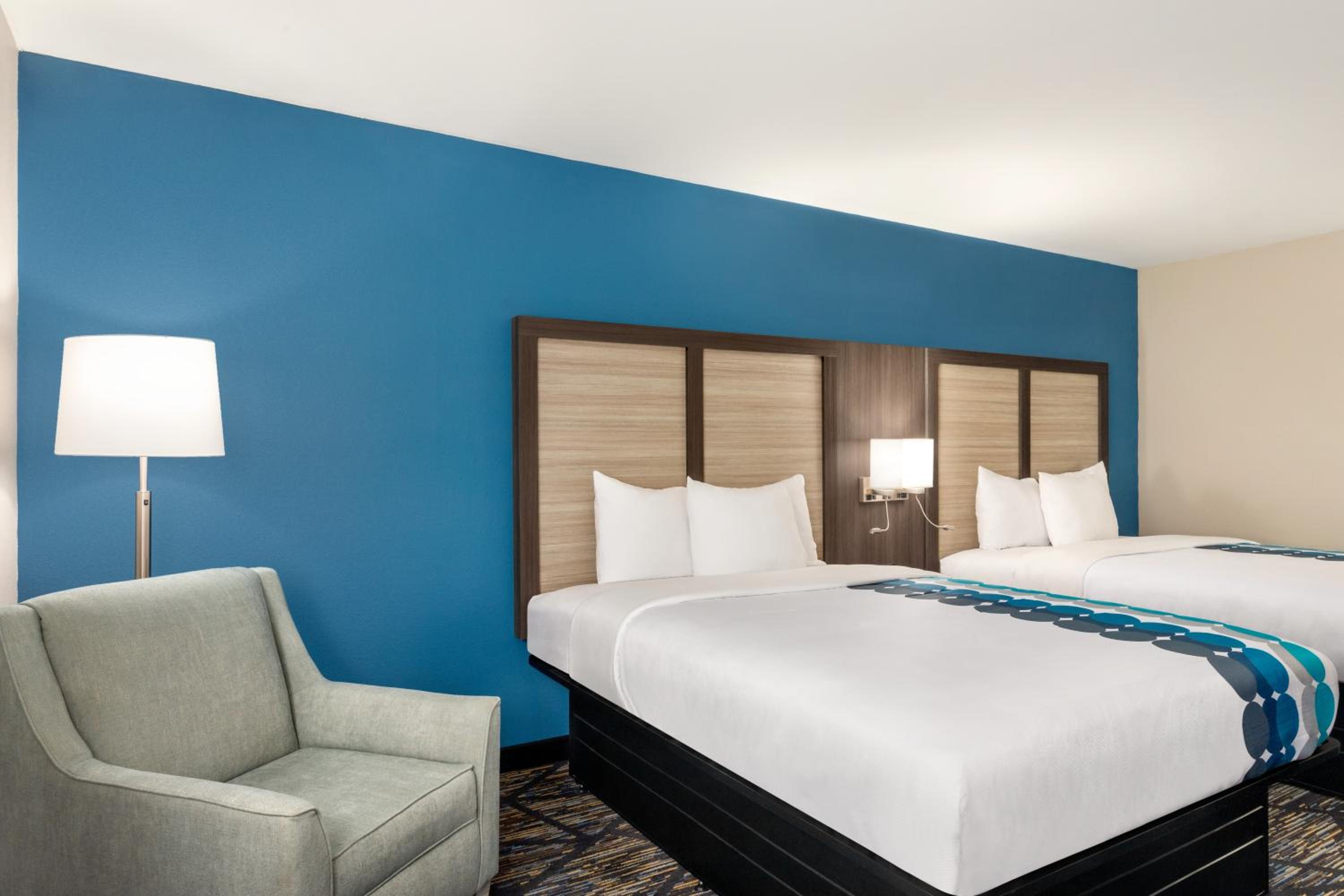 Queen Room with Two Queen Beds - Non-Smoking - Photo 4