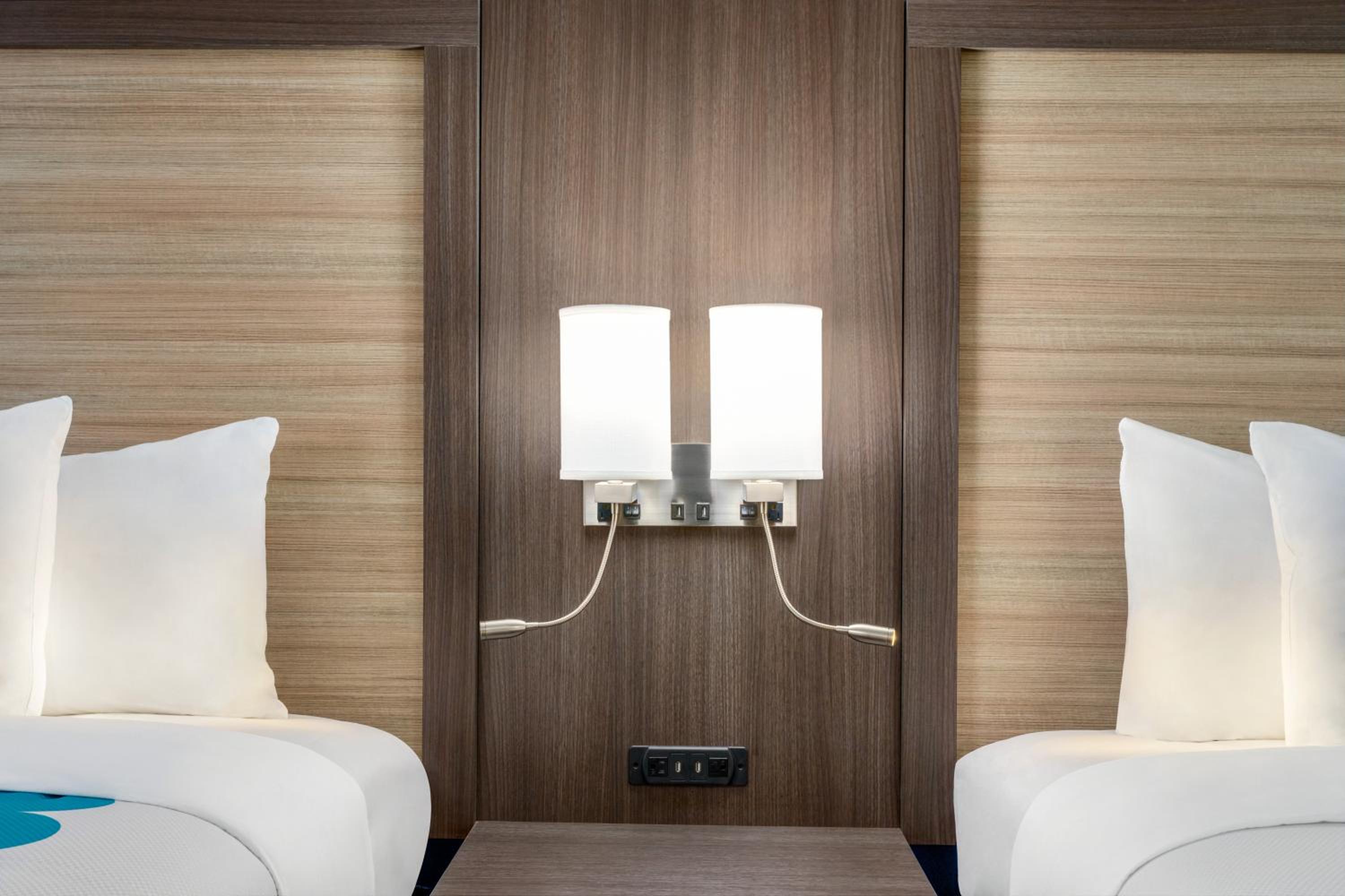 Queen Room with Two Queen Beds - Non-Smoking - Photo 5