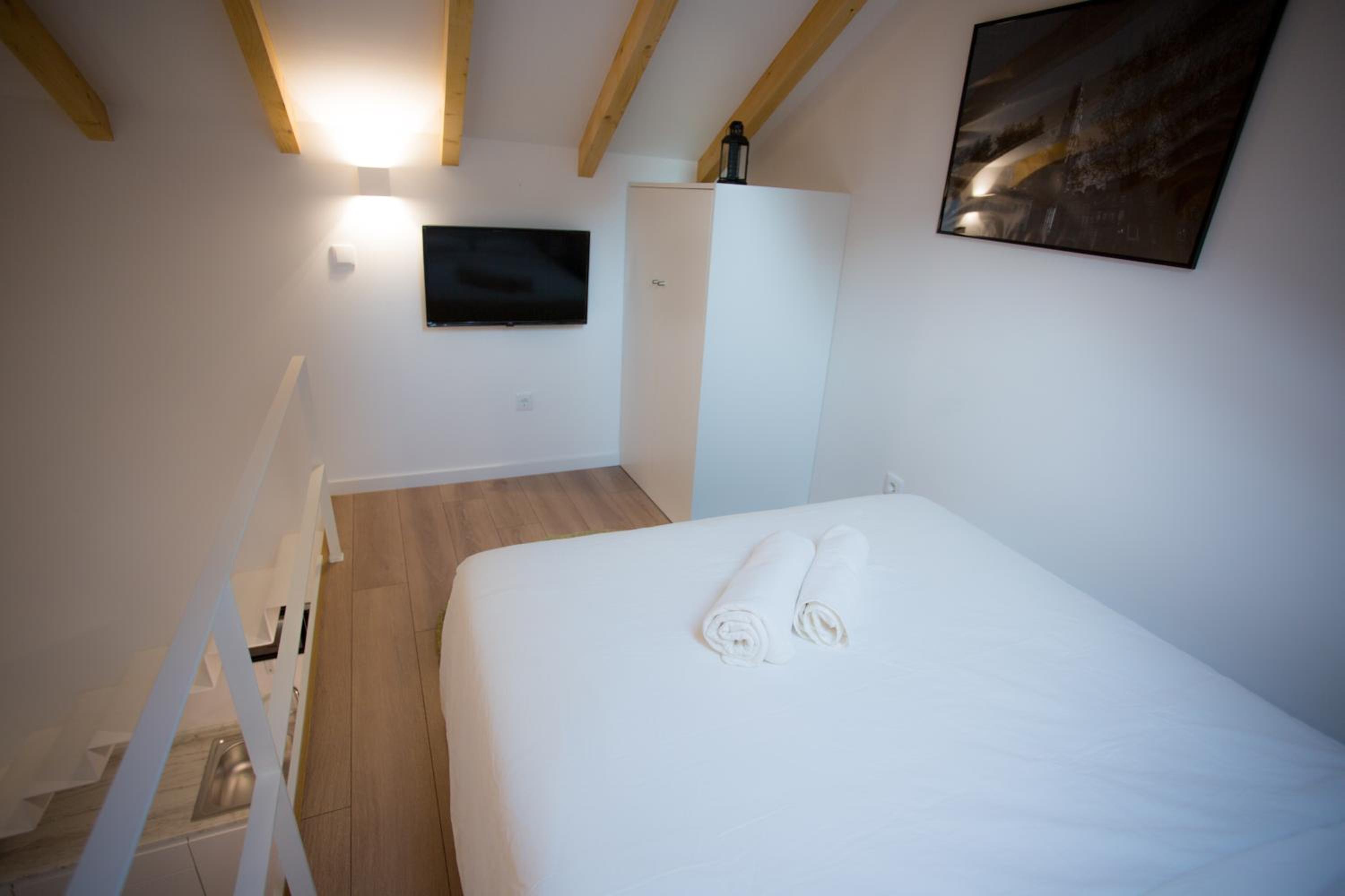 One-Bedroom House - Photo 7